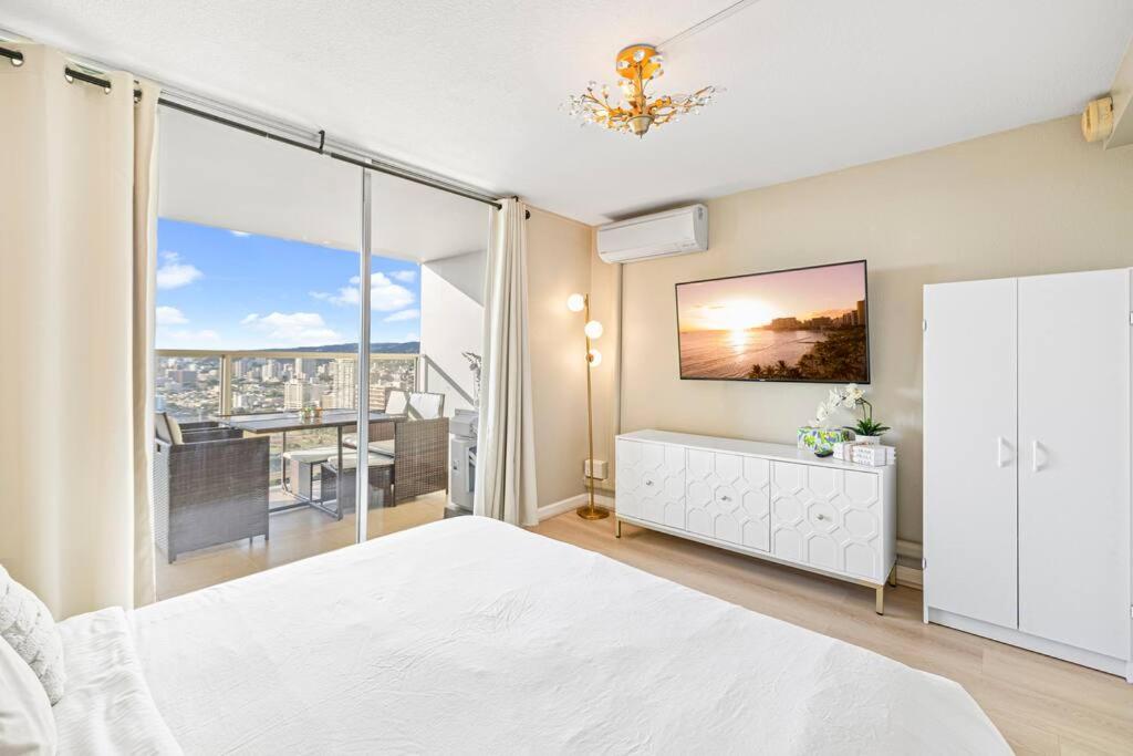 Waikiki Beach 1Bedroom Luxury Condo!: One-Bedroom Apartment photo