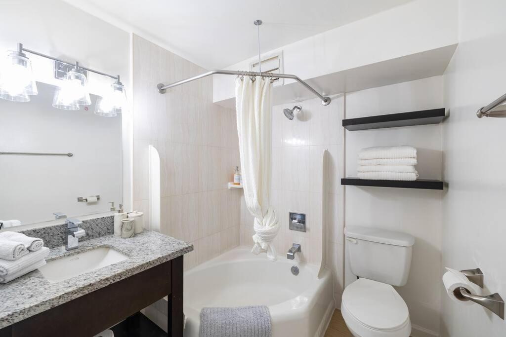 Waikiki Beach 1Bedroom Luxury Condo!: One-Bedroom Apartment photo