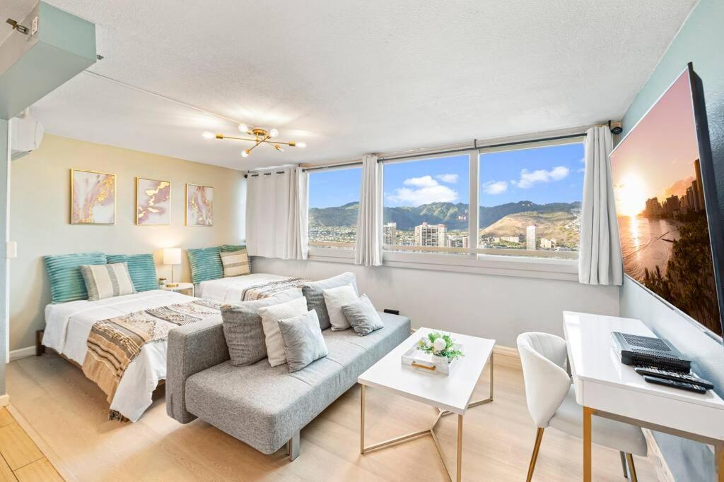 Waikiki Beach 1Bedroom Luxury Condo!: One-Bedroom Apartment photo