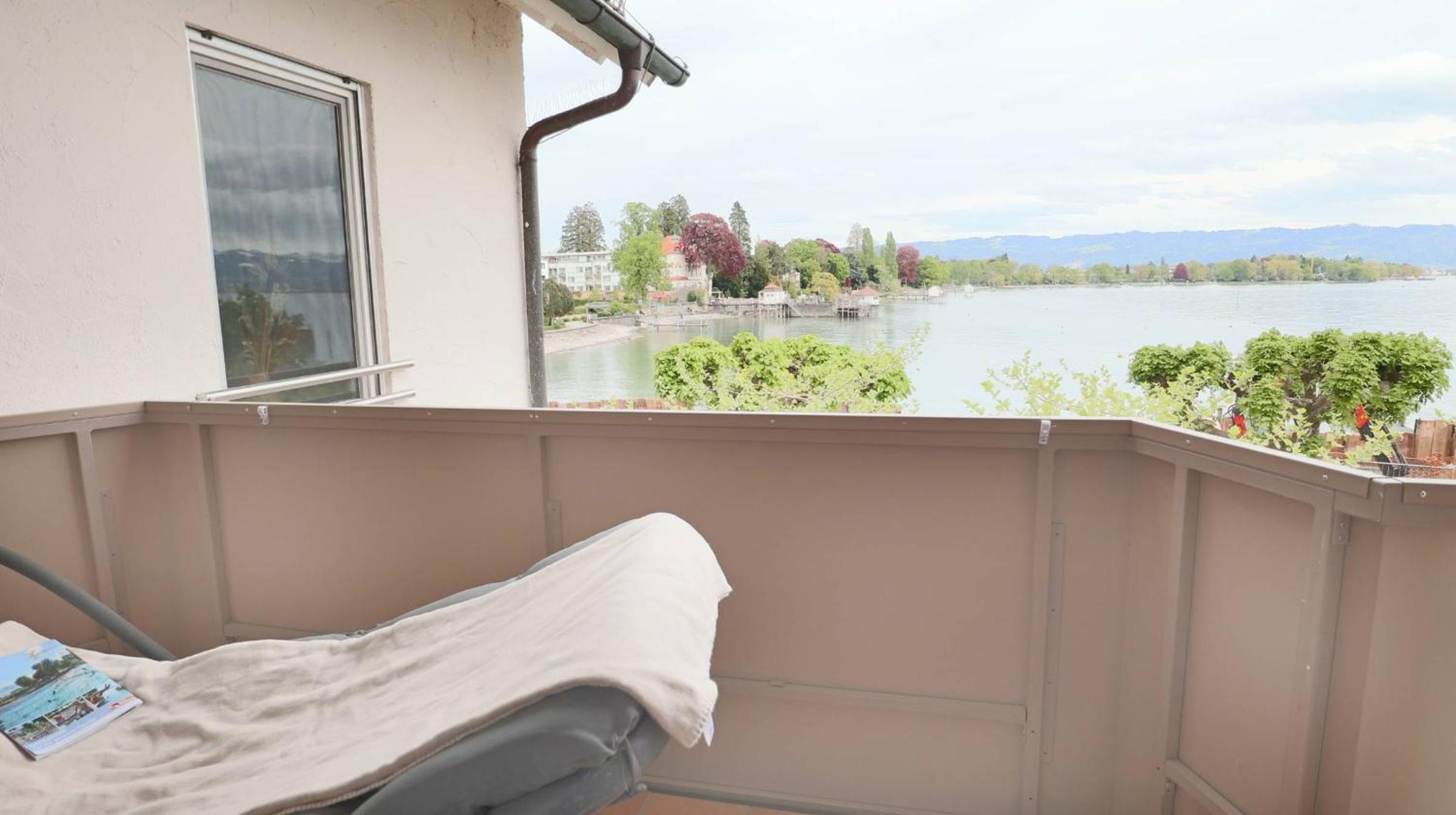 Apartment with Balcony photo 2