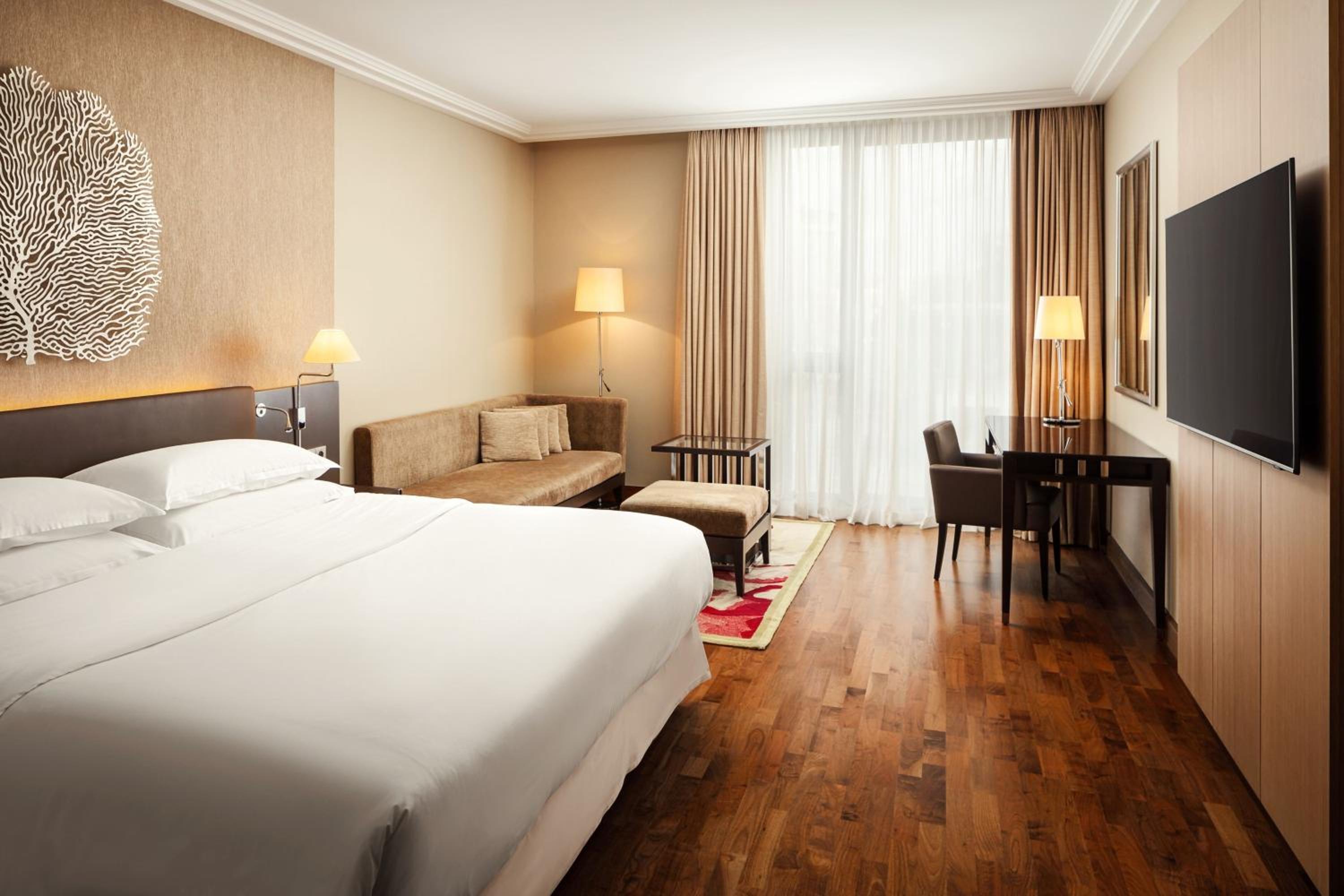 Club, Club lounge access, Larger Guest room, 1 King - Photo 1