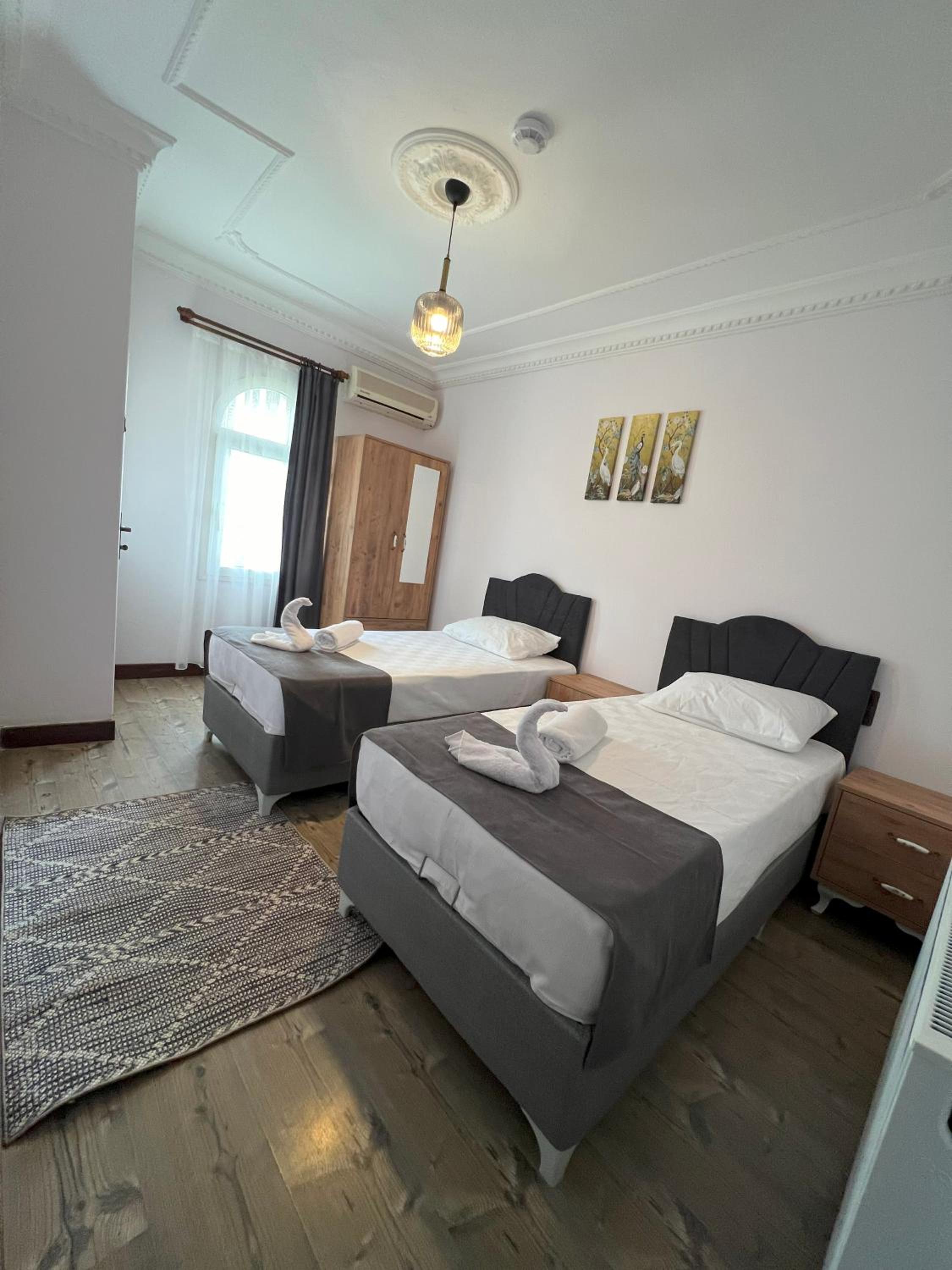 Double Room with Balcony - Photo 3
