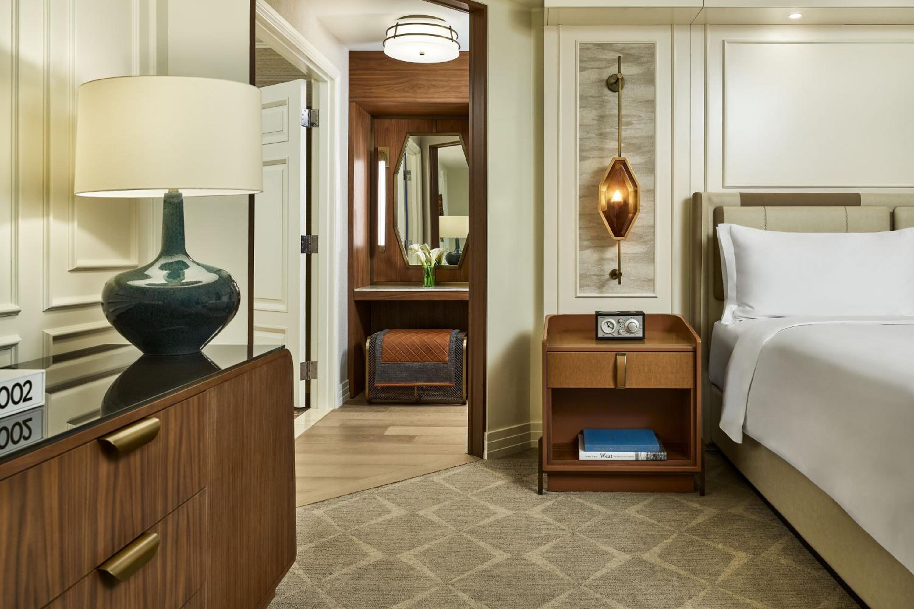 Presidential Suite with Club Lounge Access and City View photo 2