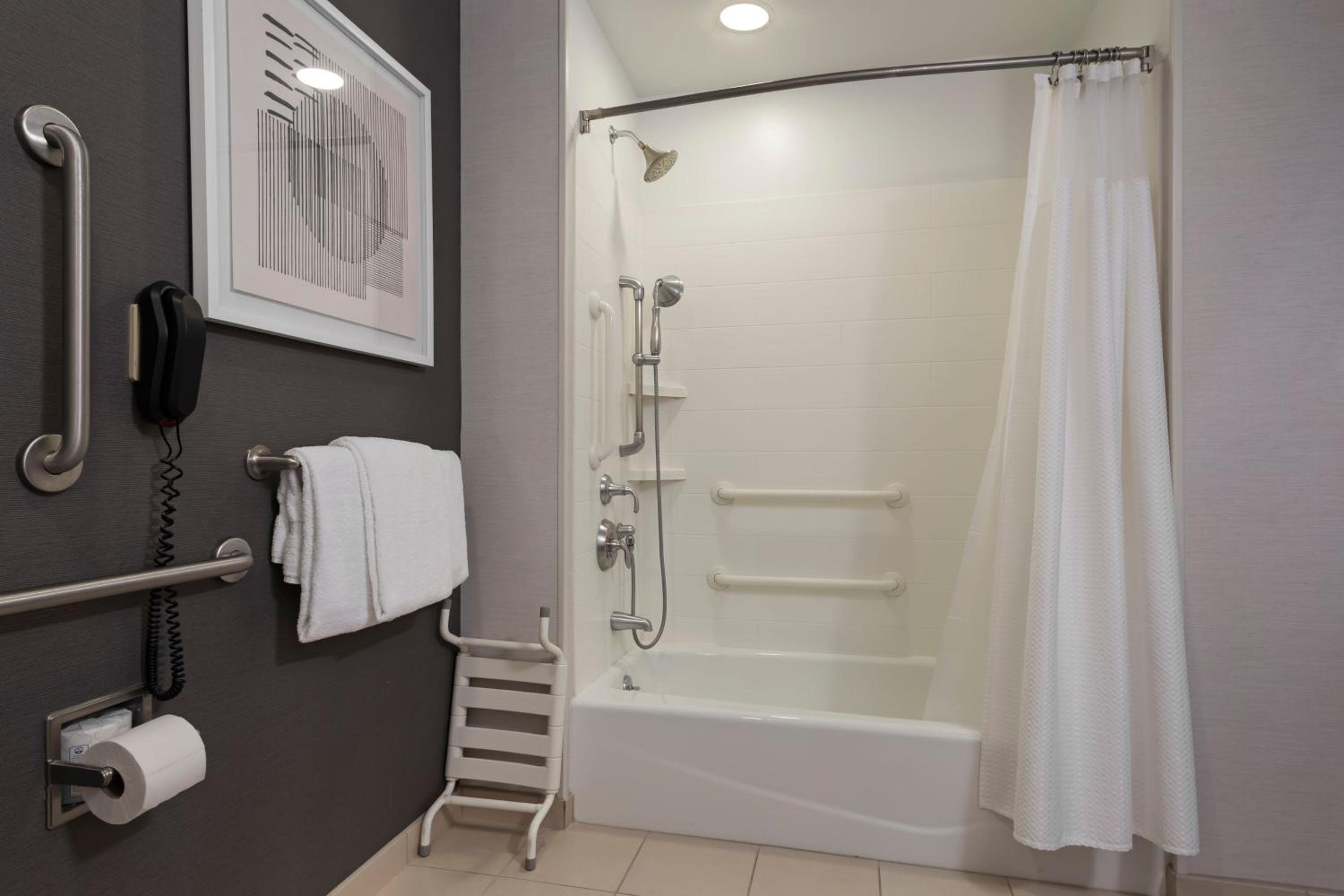 King Room with Adapted Tub - Mobility and Hearing Accessible, photo 6