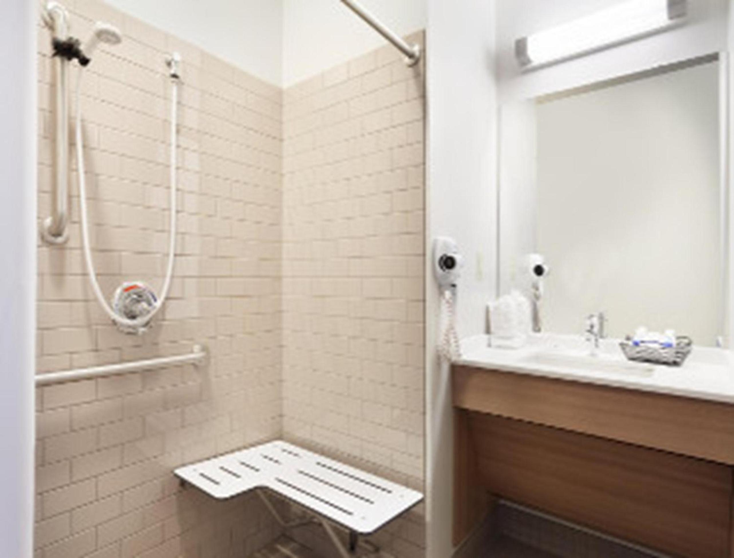 Queen Room with Mobility/Hearing Access - Non-Smoking photo 2