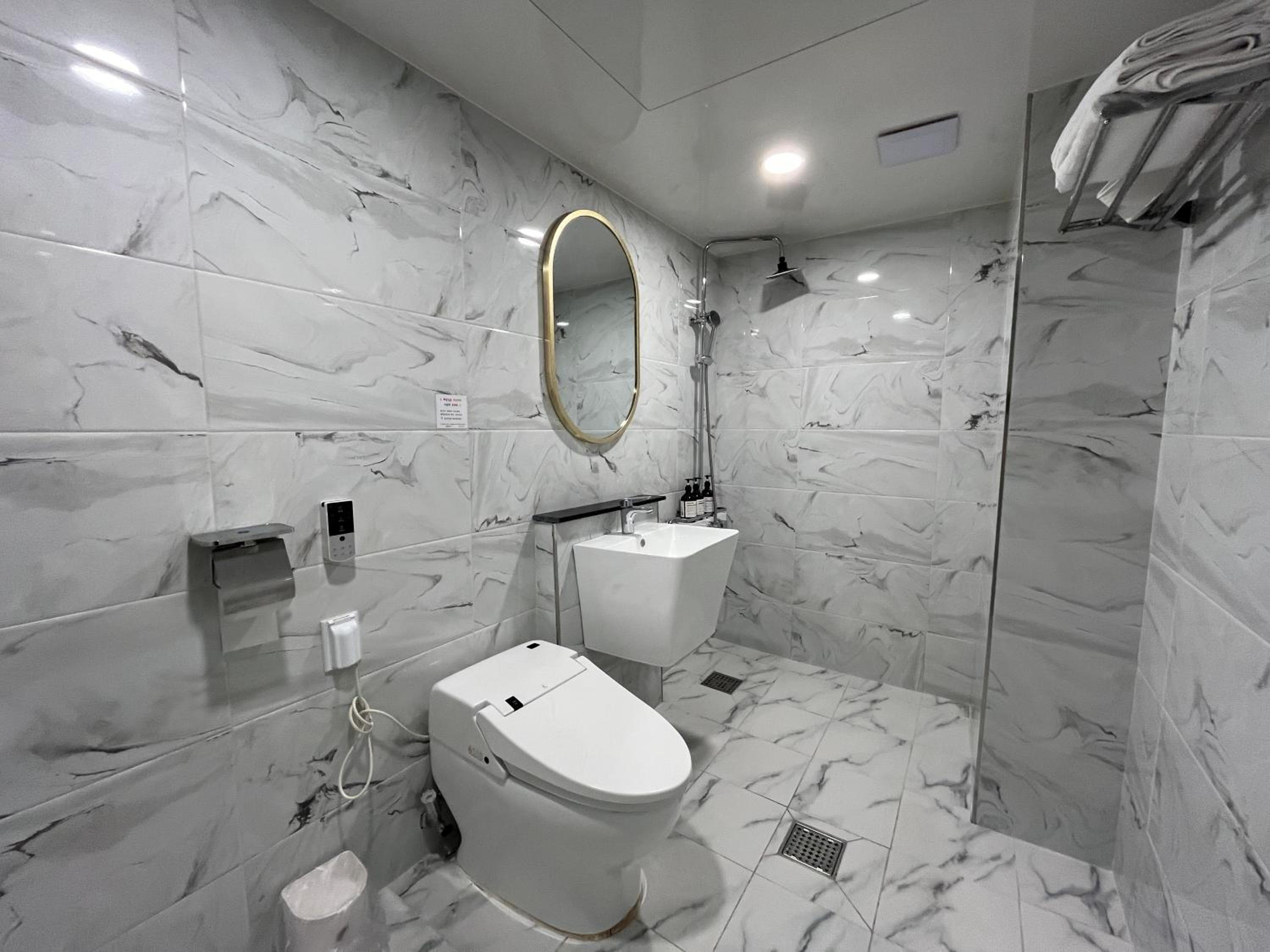 Deluxe Double Room - Photo 9
