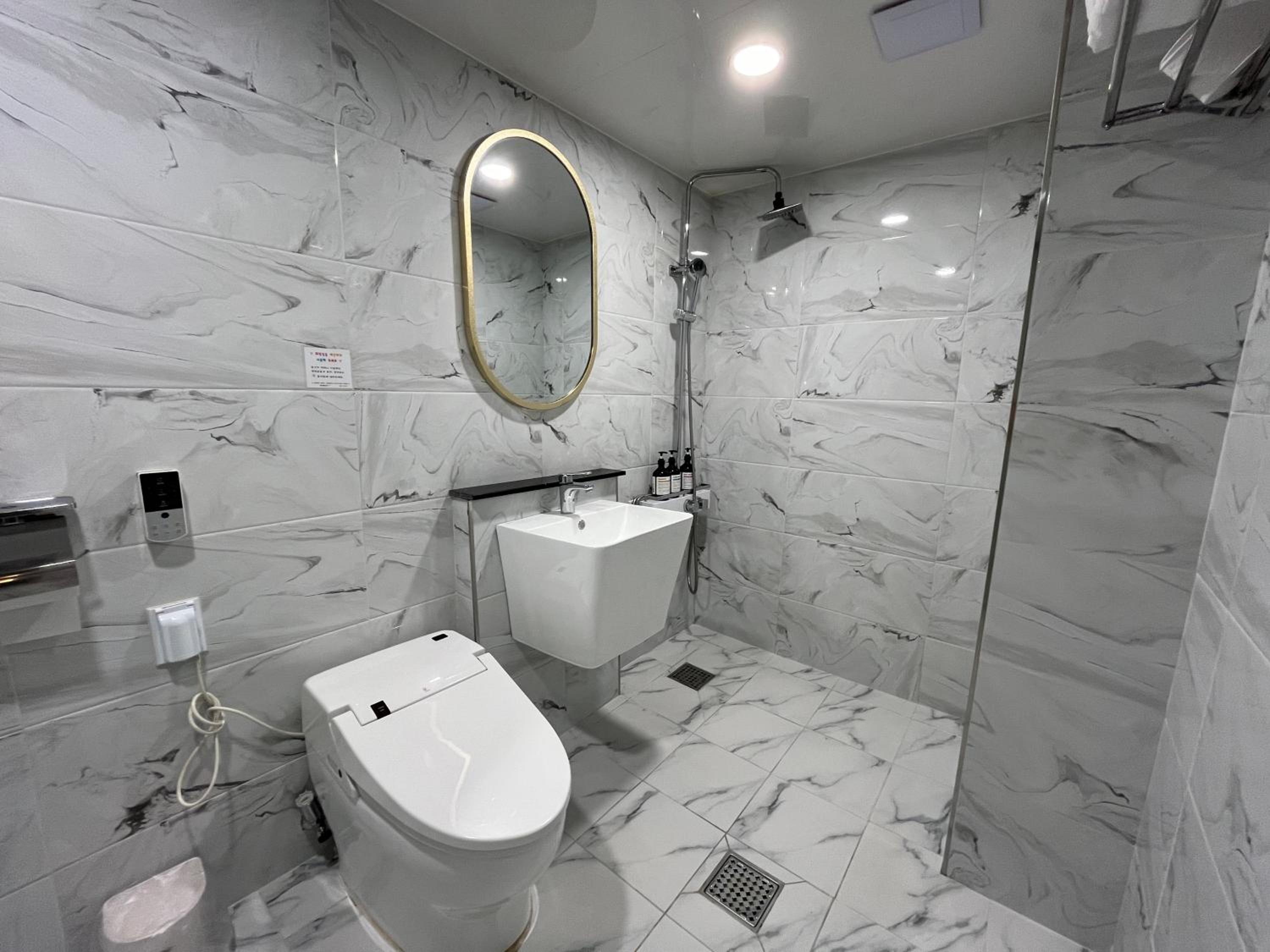 Deluxe Double Room - Photo 8