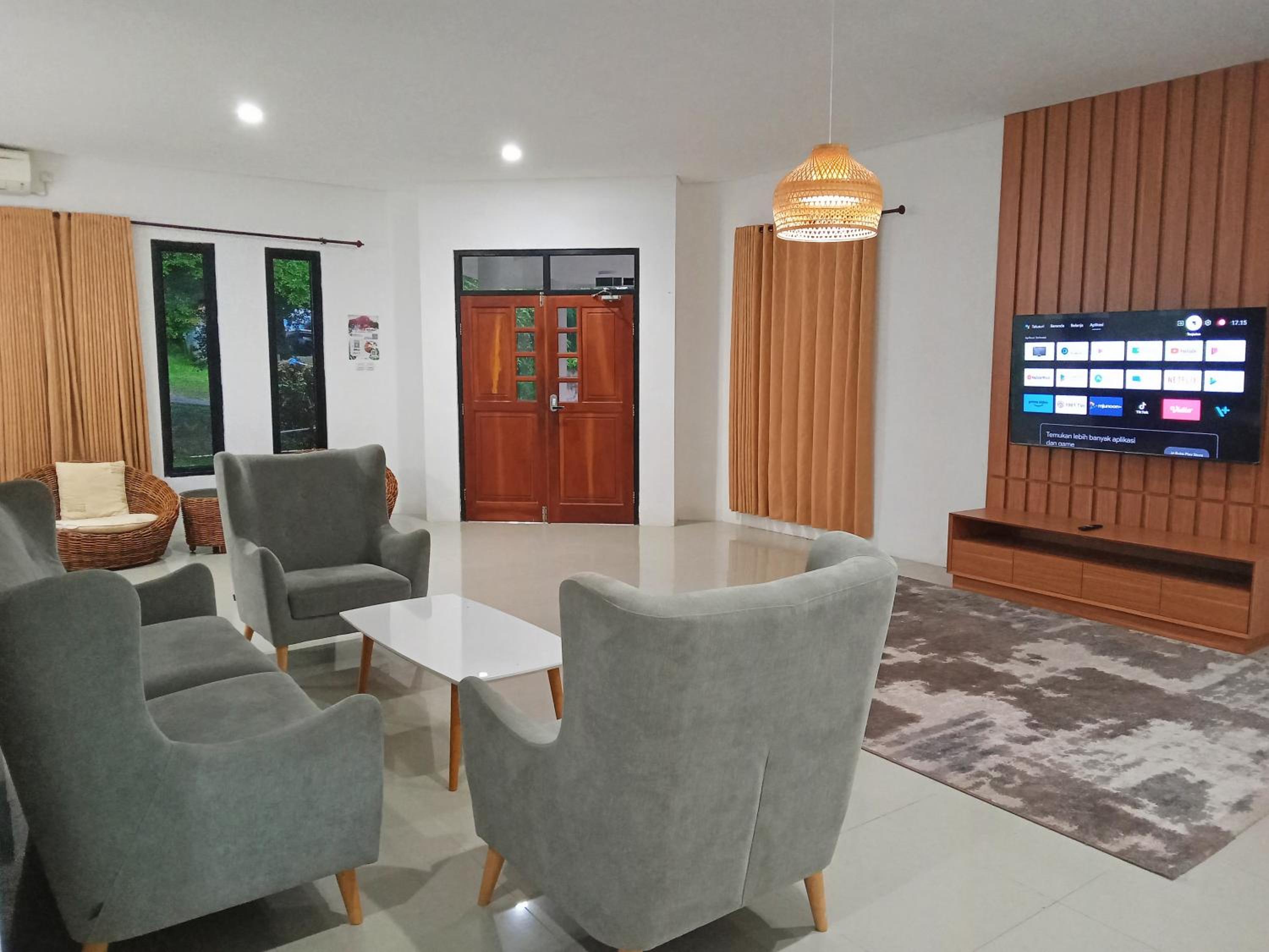 Four-Bedroom Bungalow - Photo 4