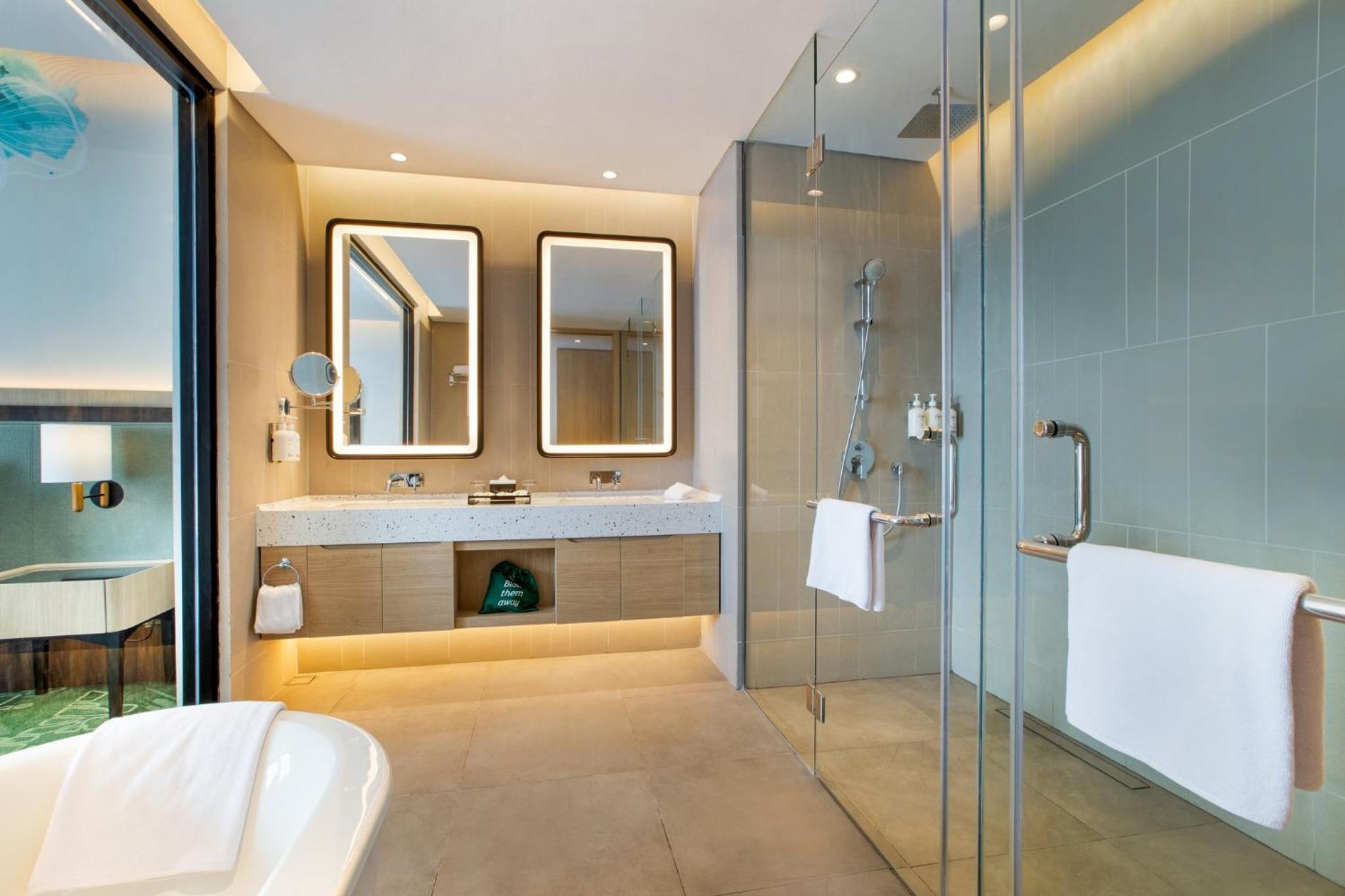 King Suite with City View - Photo 4