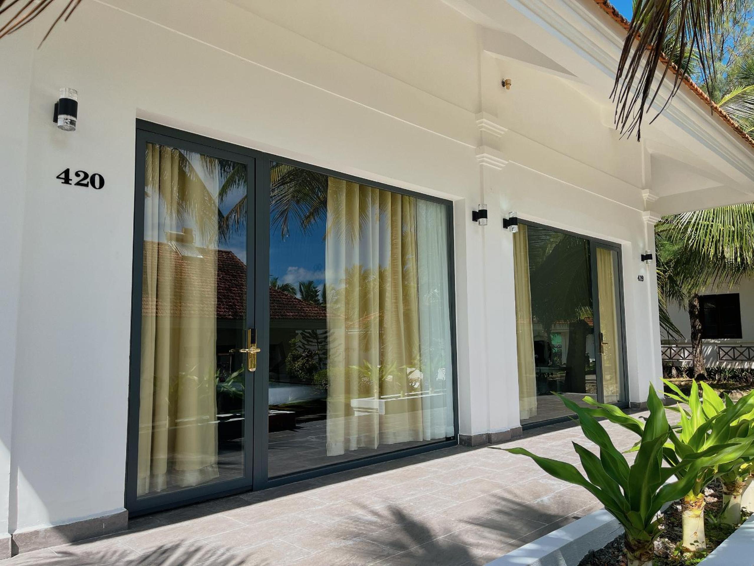 Bungalow with Garden View - Photo 2