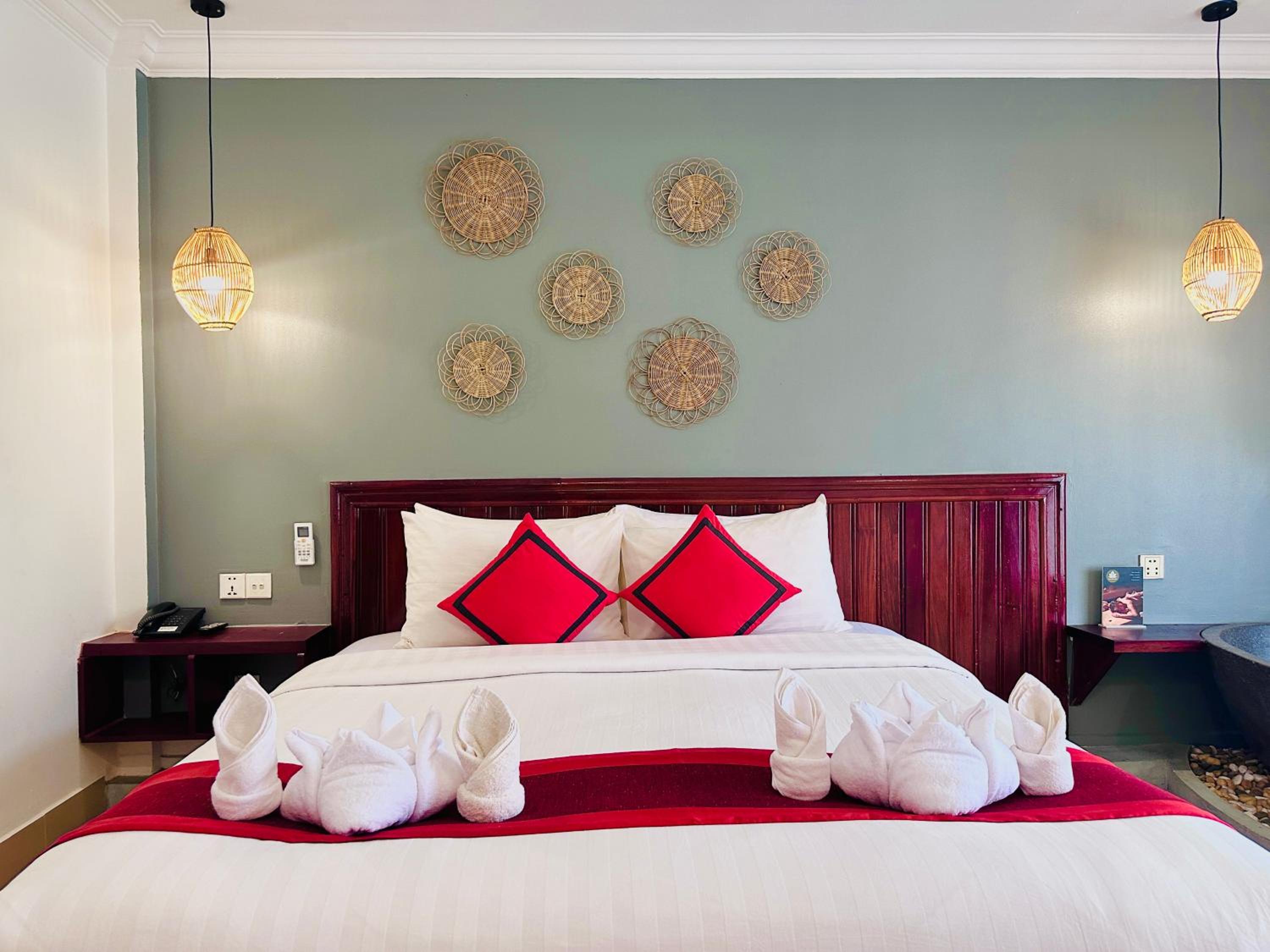 Deluxe Double Room with Balcony - Photo 6