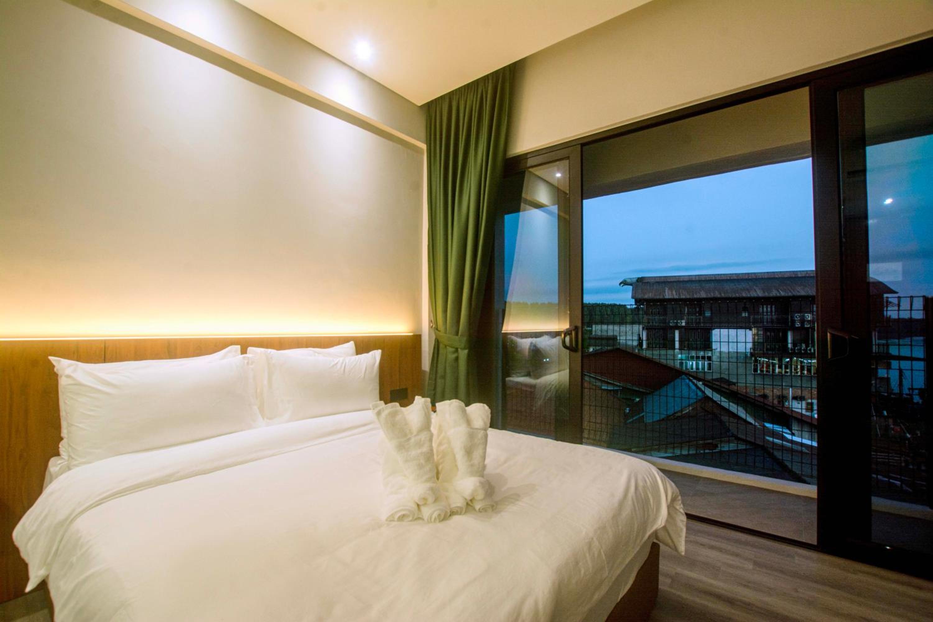 Queen Room with Balcony photo 2