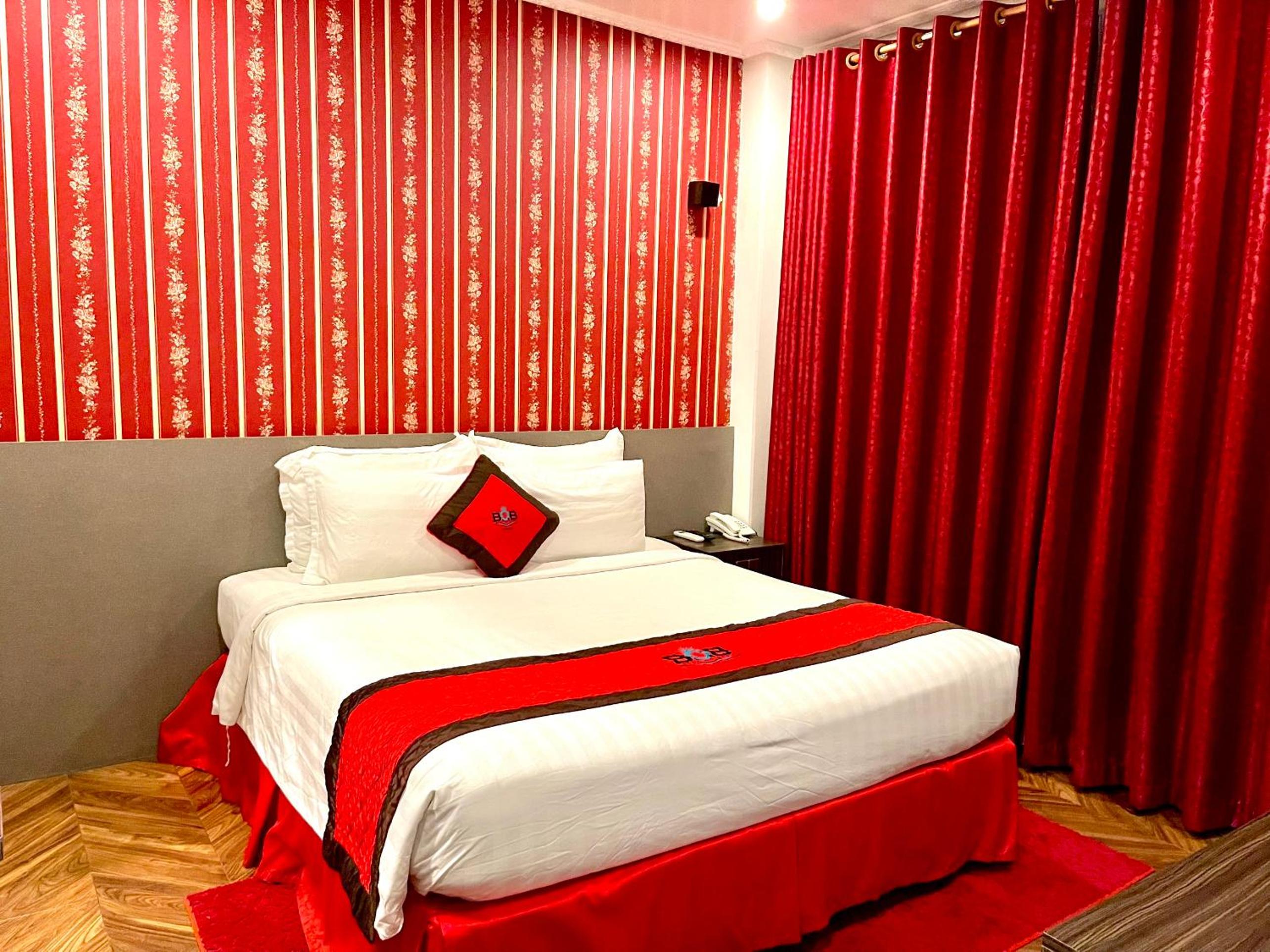 Deluxe King Room - Photo 8
