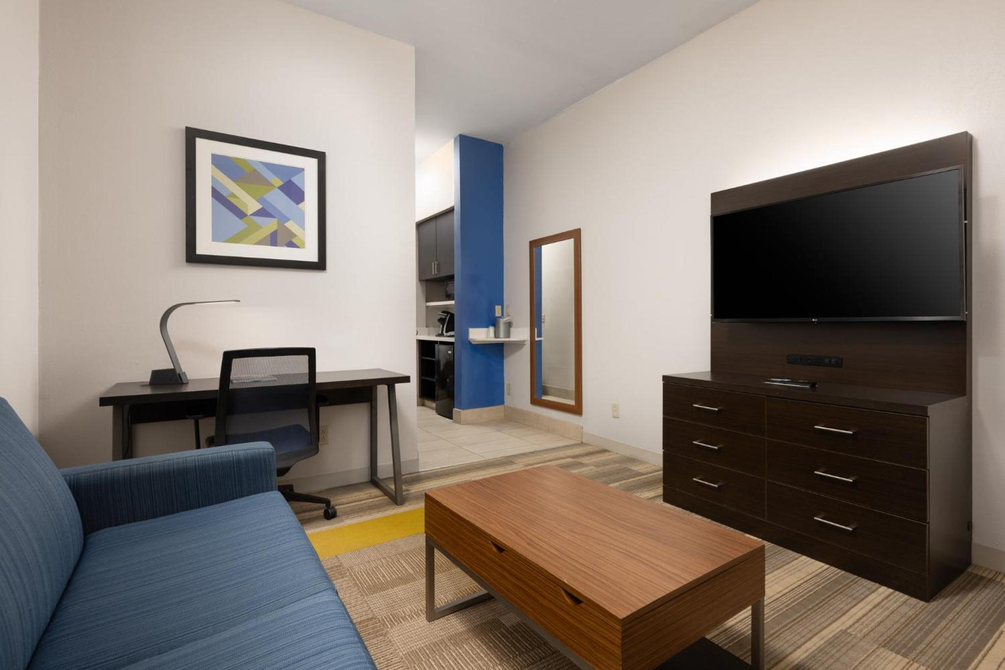 Queen Suite with Two Queen Beds - Photo 5