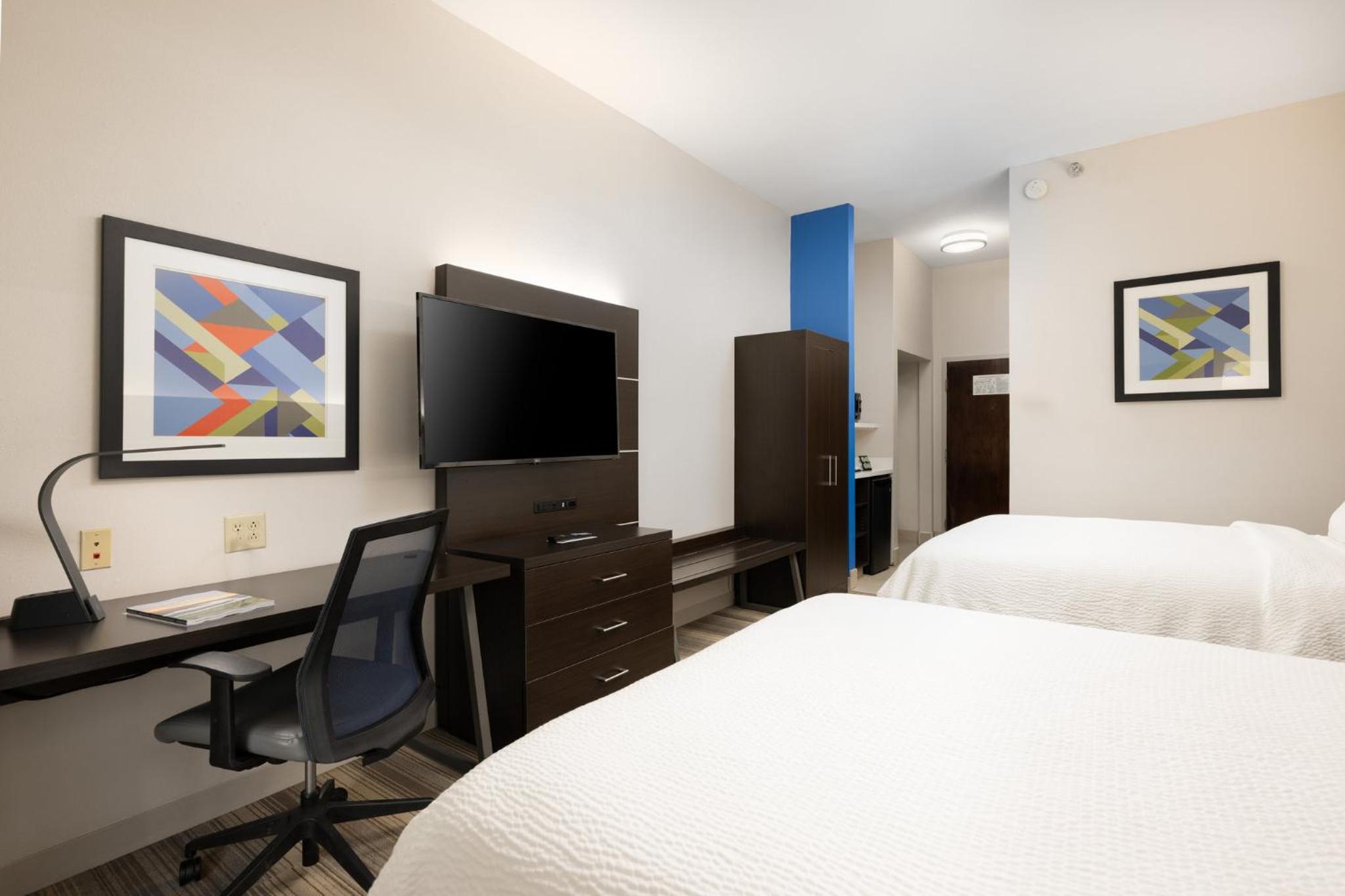 Standard Room with Two Queen Beds - Photo 1