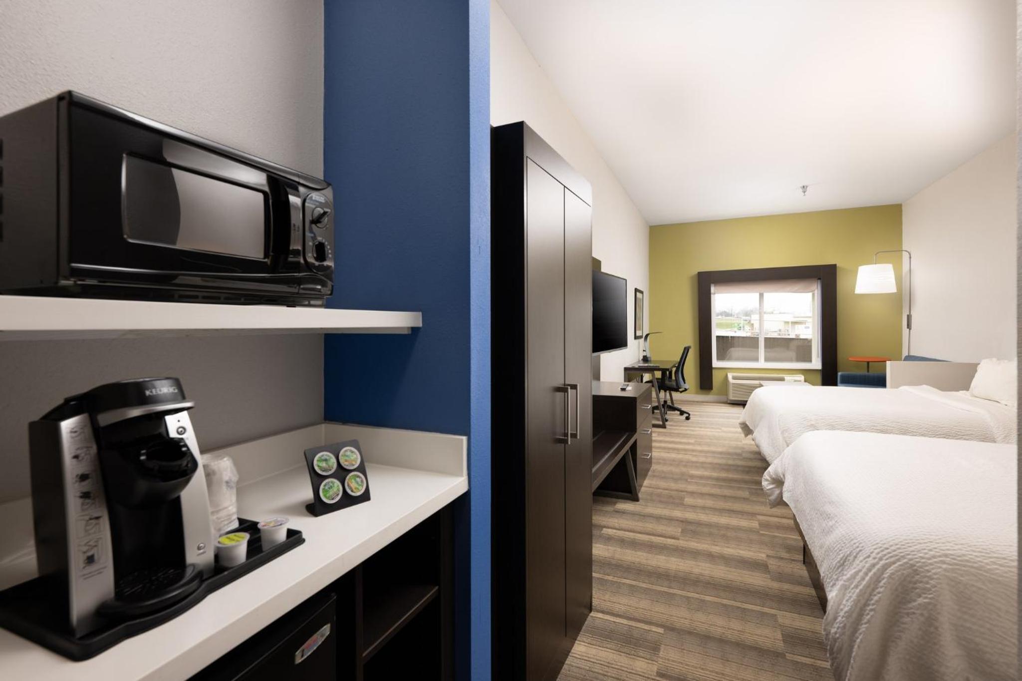 Queen Suite with Two Queen Beds - Photo 2