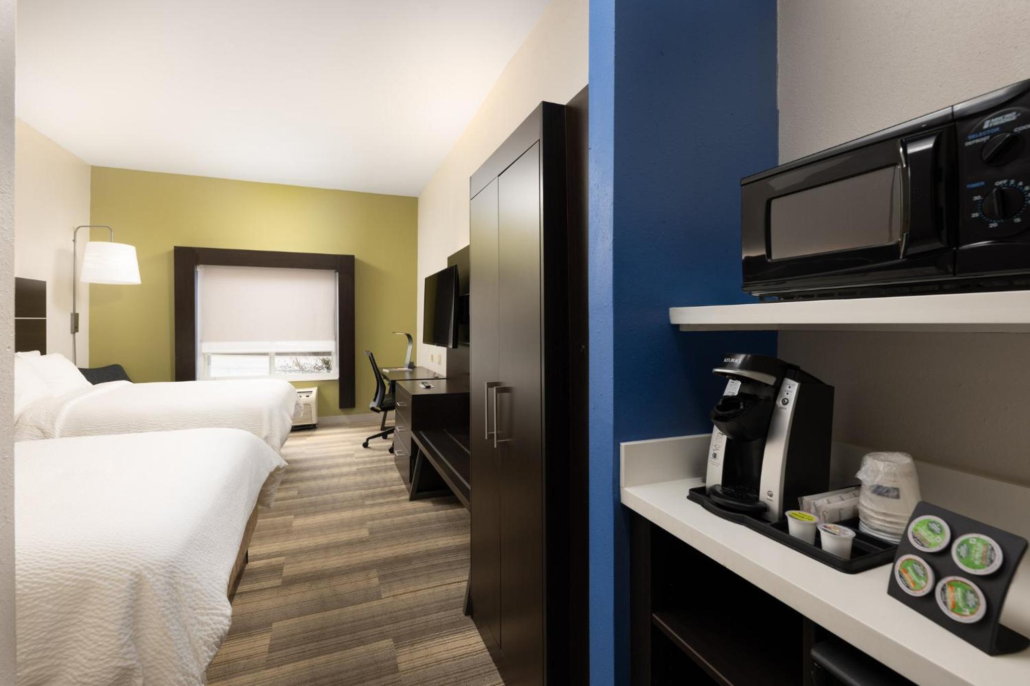 Standard Room with Two Queen Beds - Photo 2