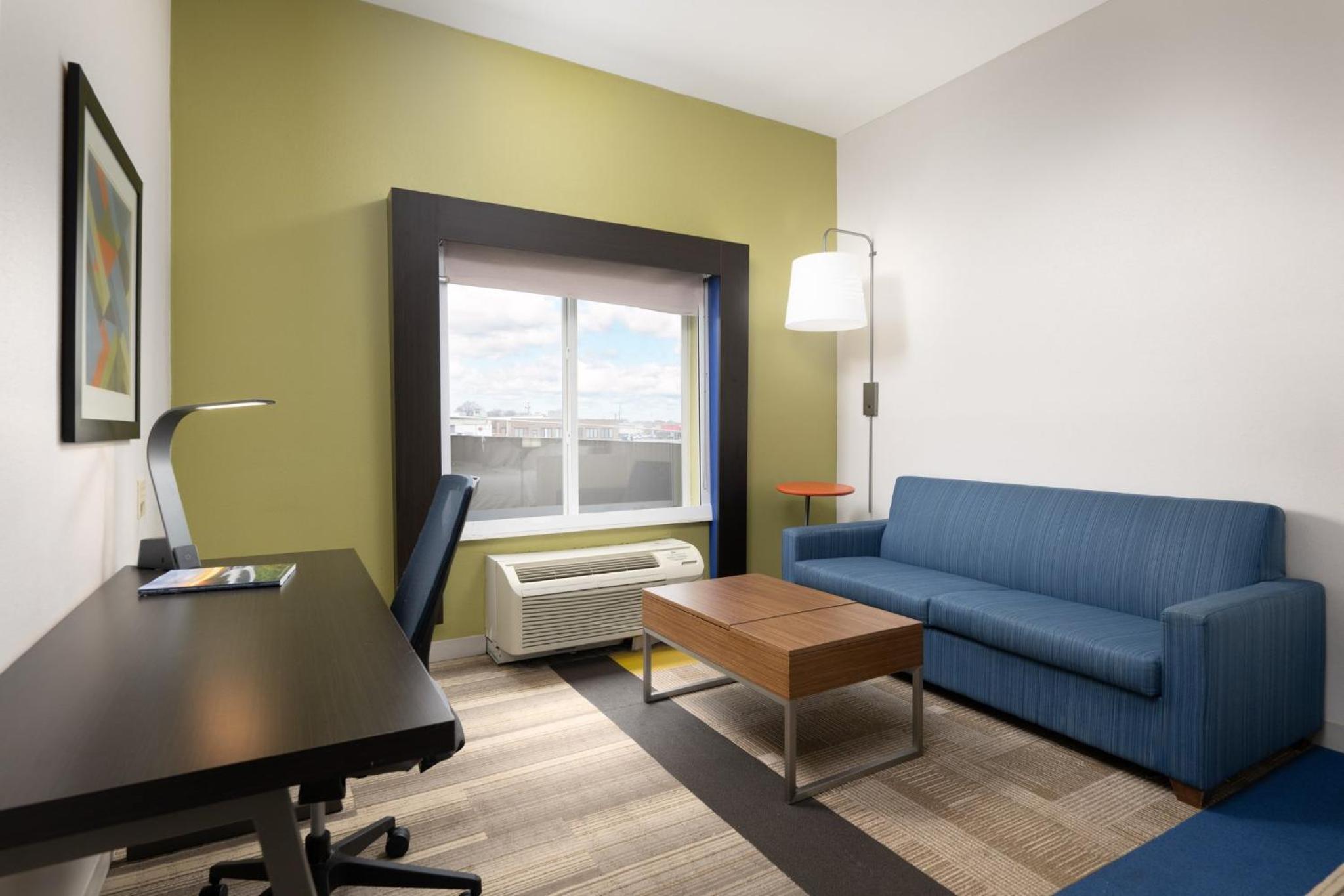 Queen Suite with Two Queen Beds - Photo 1
