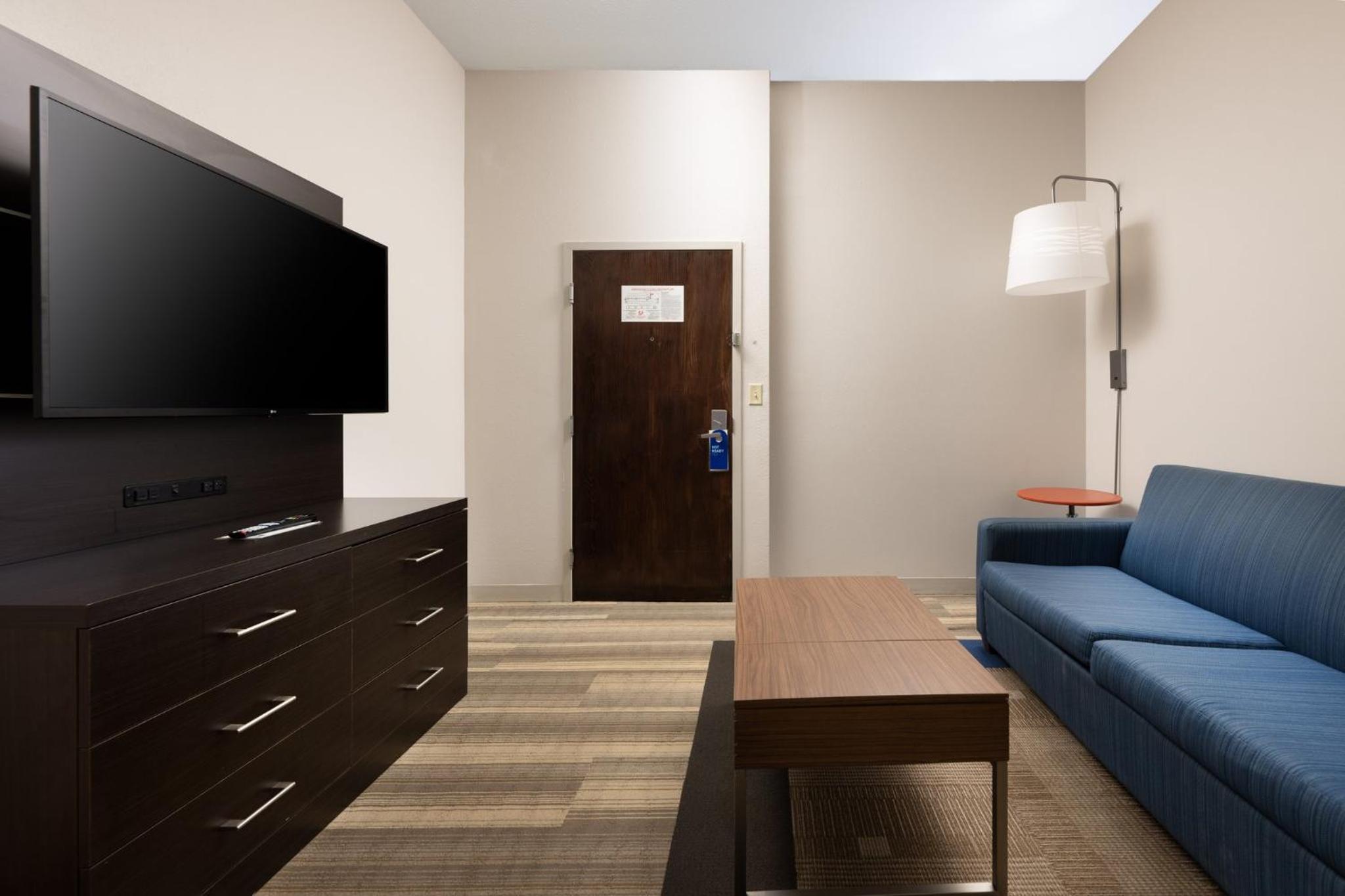 Queen Suite with Two Queen Beds - Photo 3