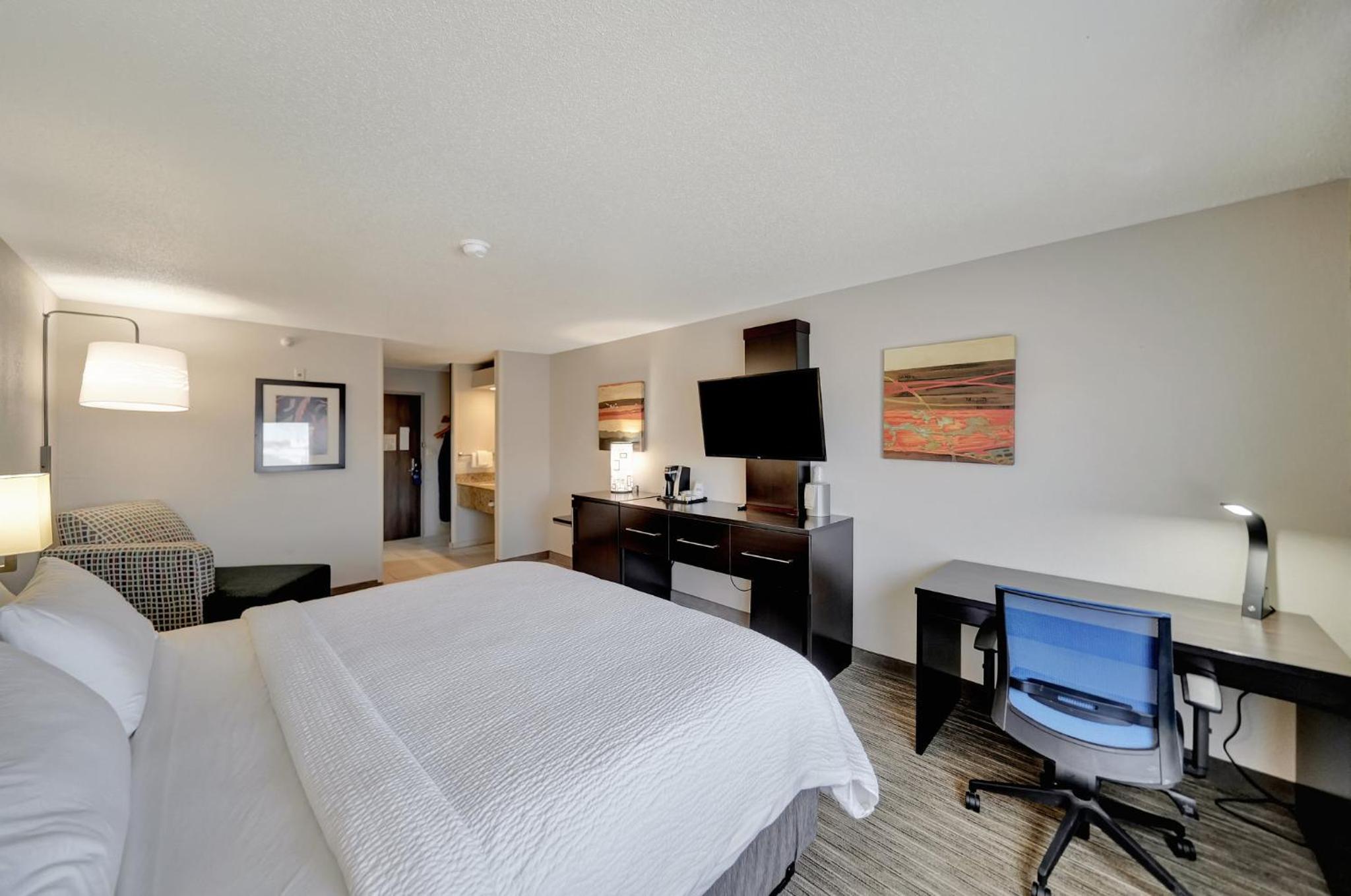 Standard King Room - Photo 11