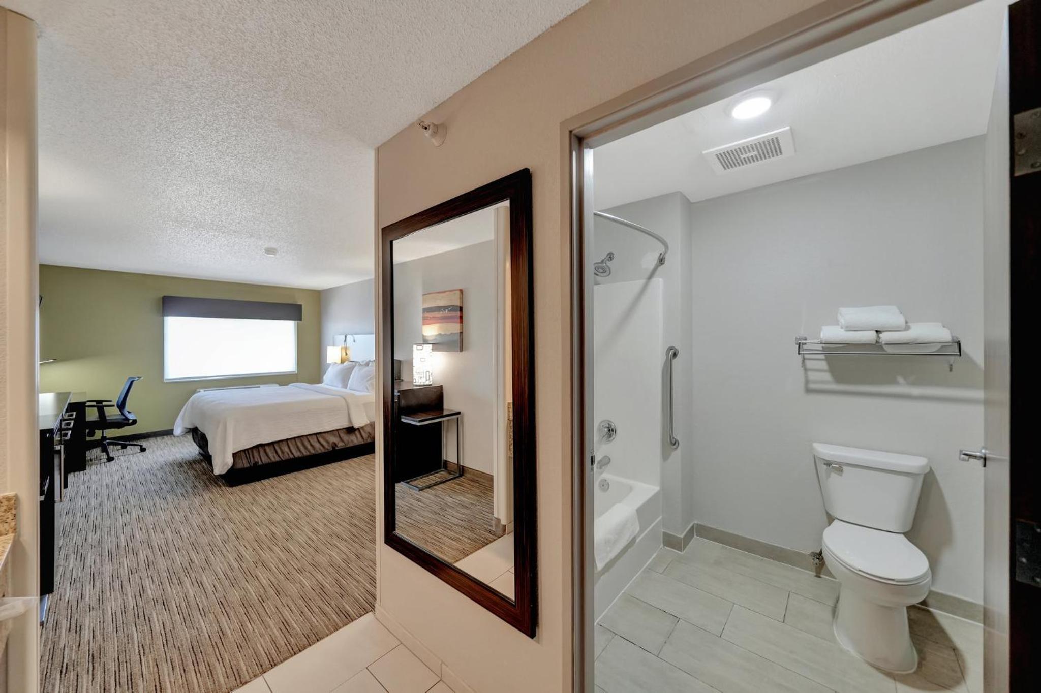 Standard King Room - Photo 10