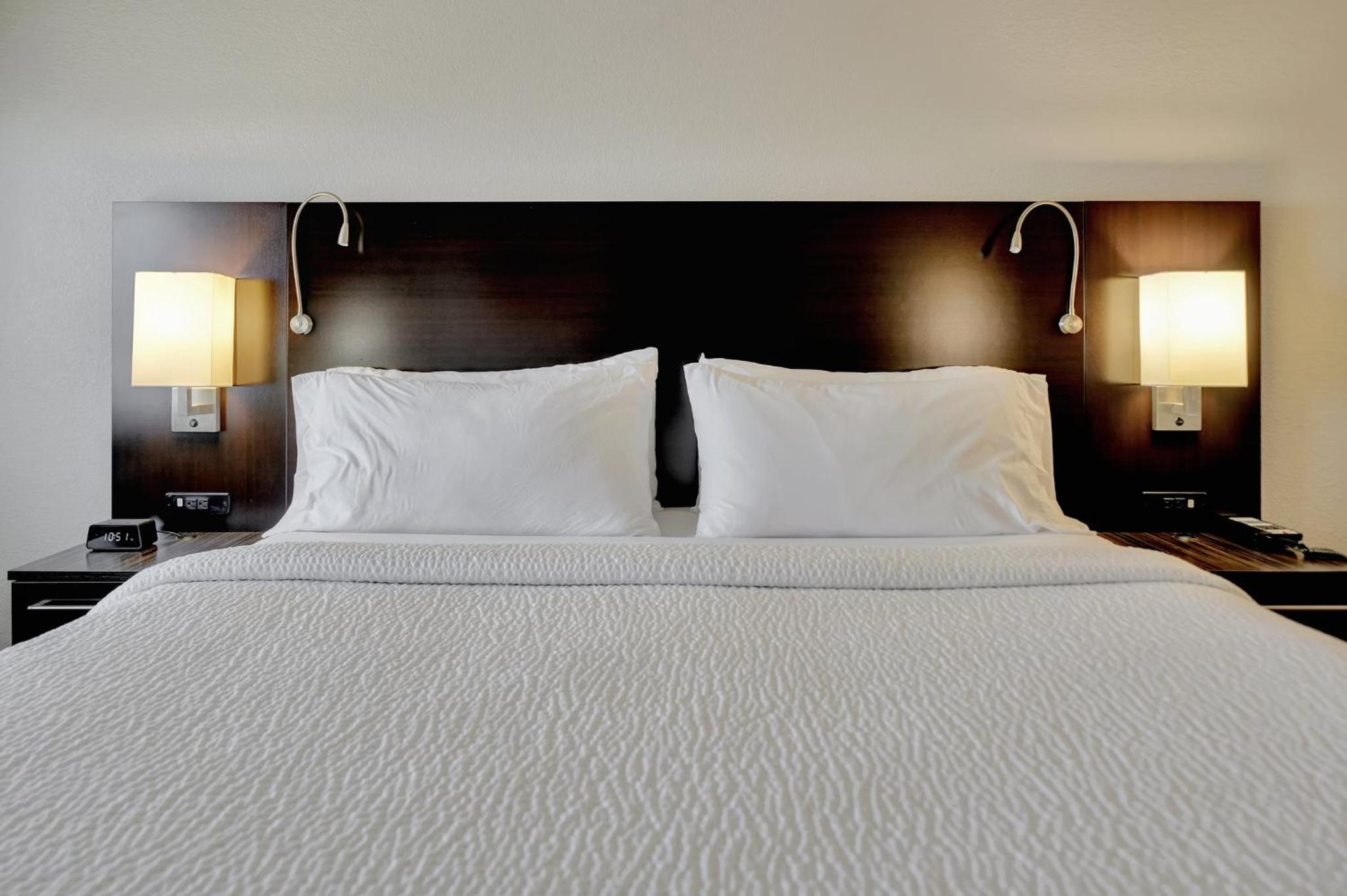 Standard King Room - Photo 13