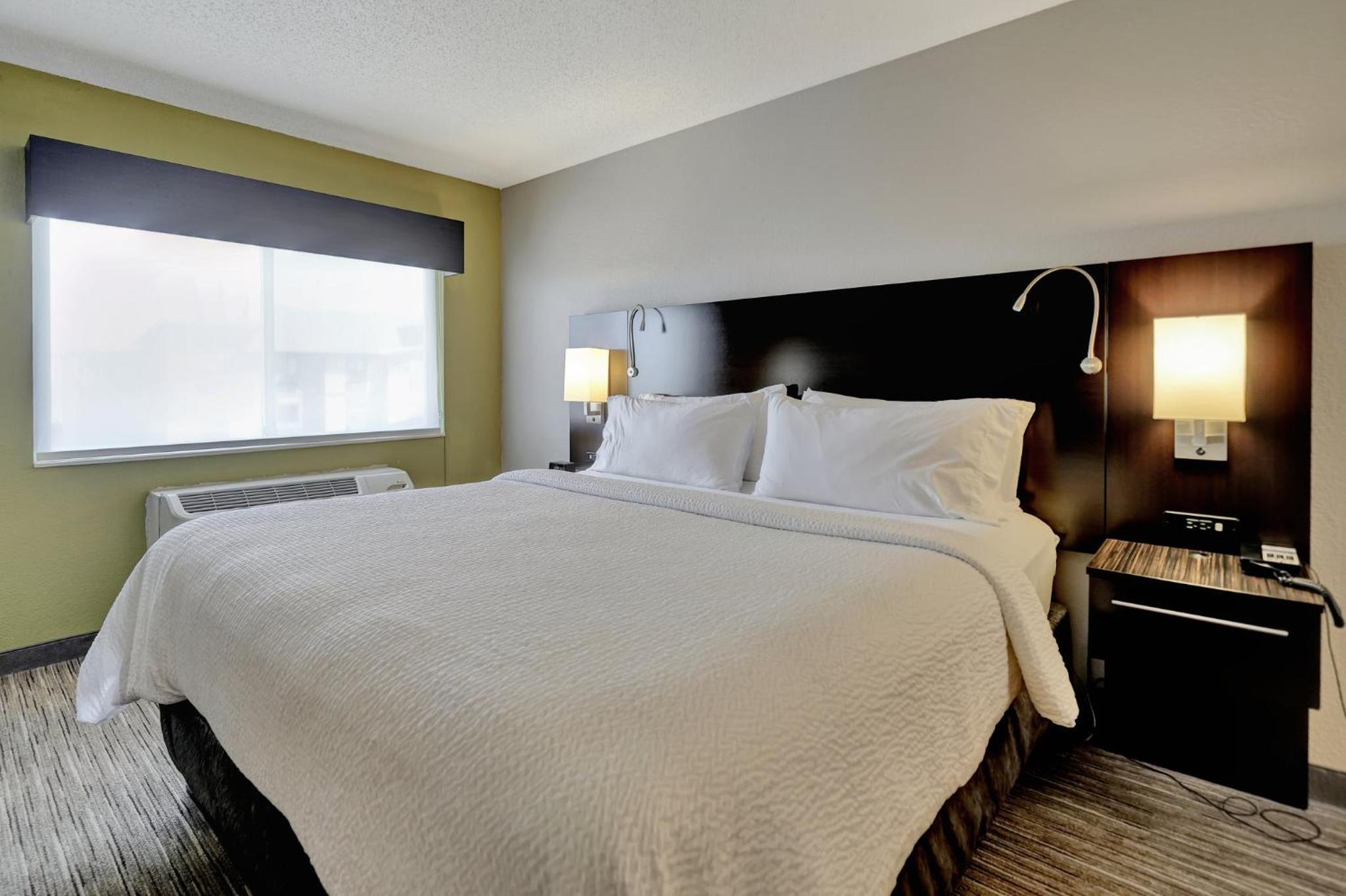 Standard King Room - Photo 9
