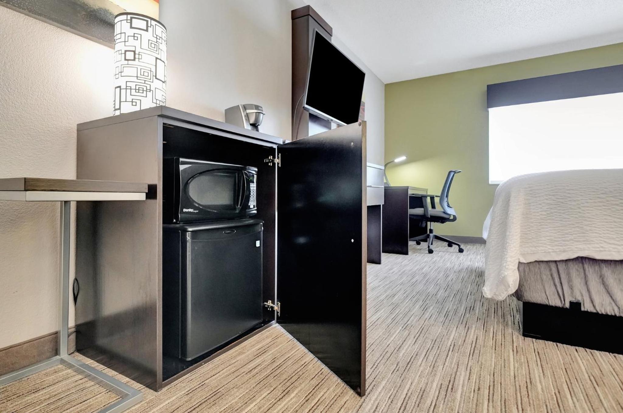 Standard King Room - Photo 7