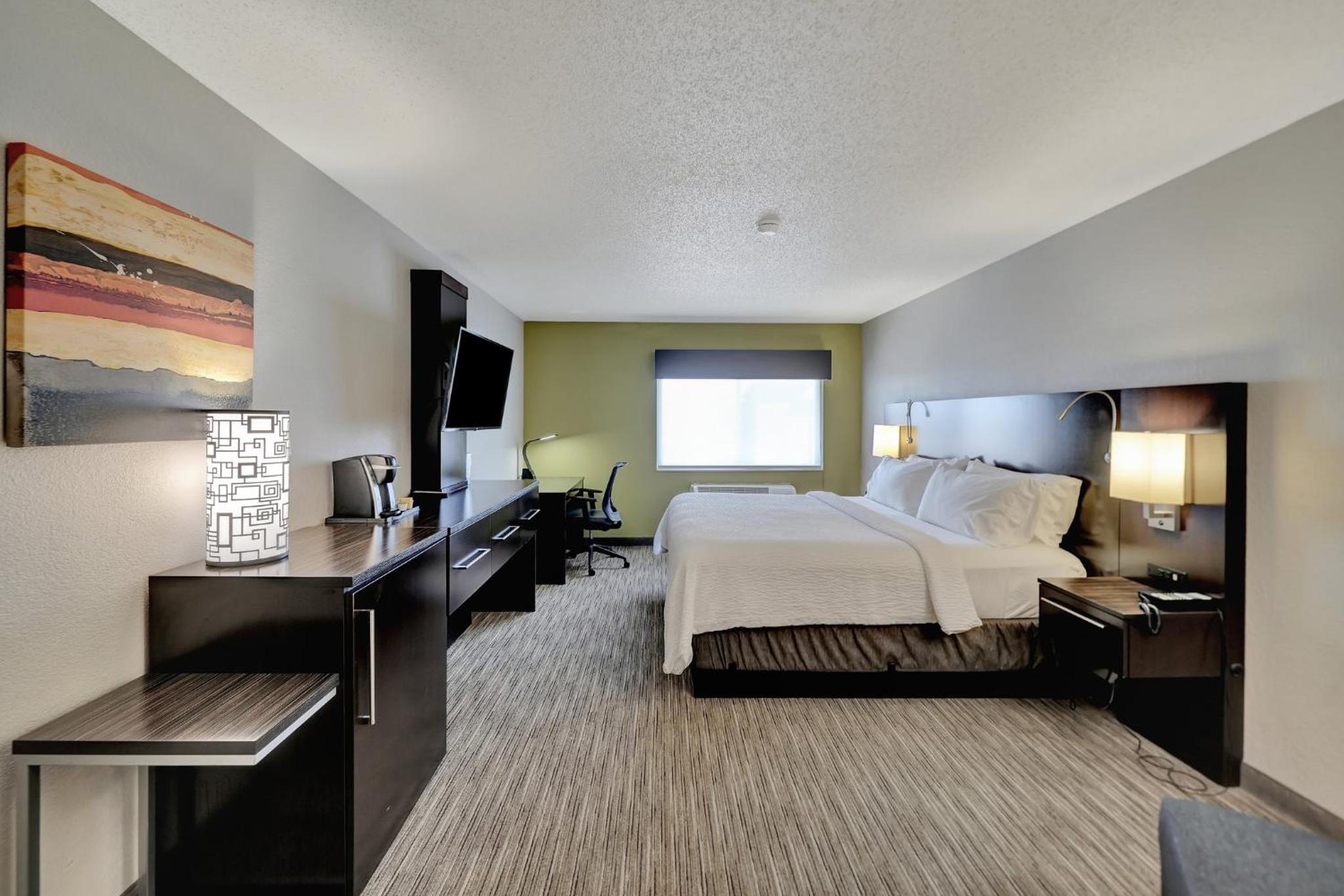 Standard King Room - Photo 14