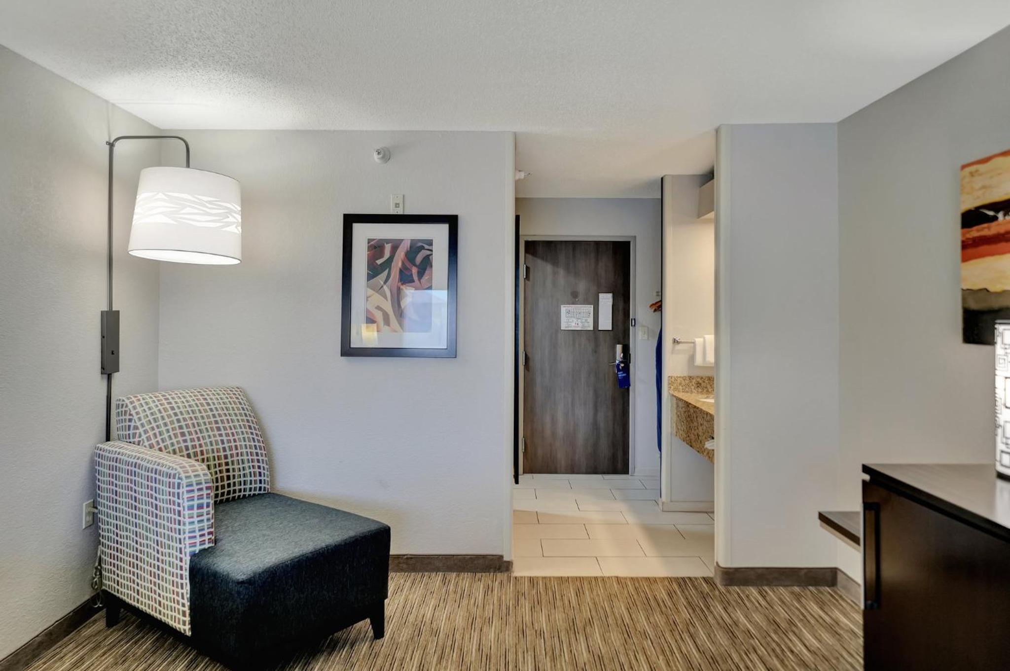 Standard King Room - Photo 5