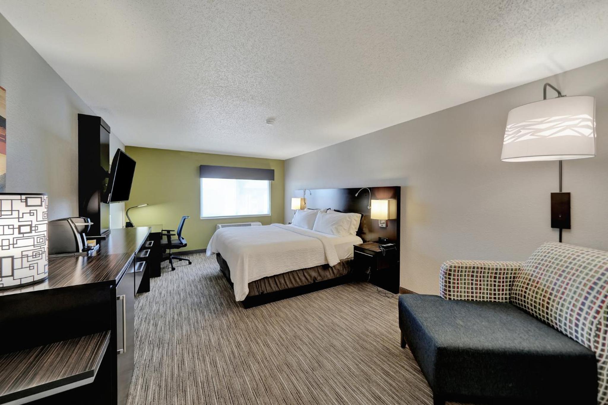 Standard King Room - Photo 12
