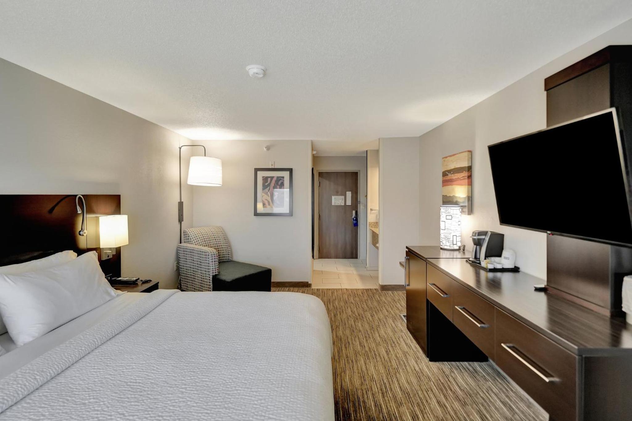 Standard King Room - Photo 8