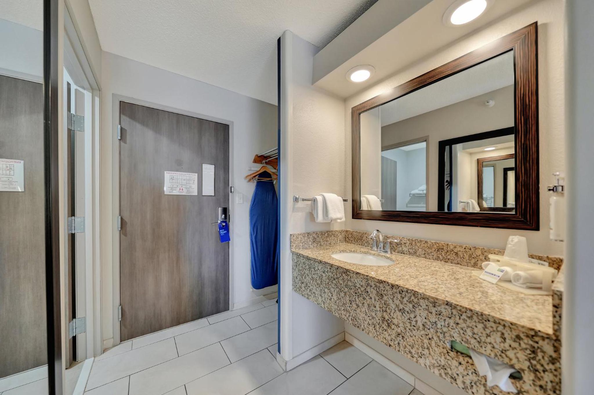 Standard King Room - Photo 16