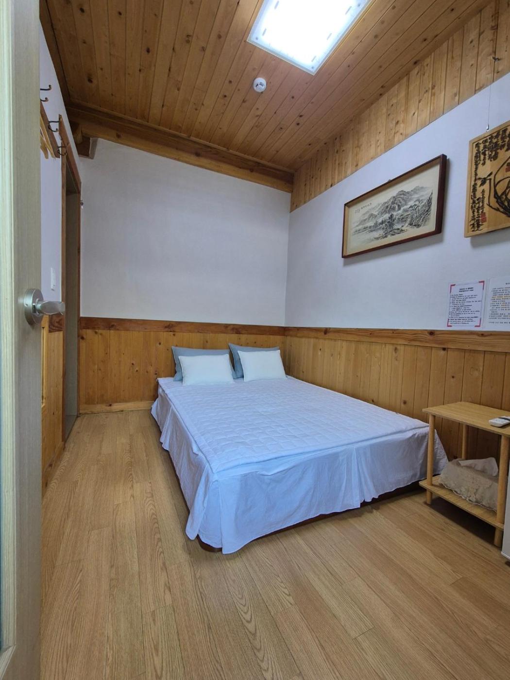 Double Room with Private Bathroom - Photo 4