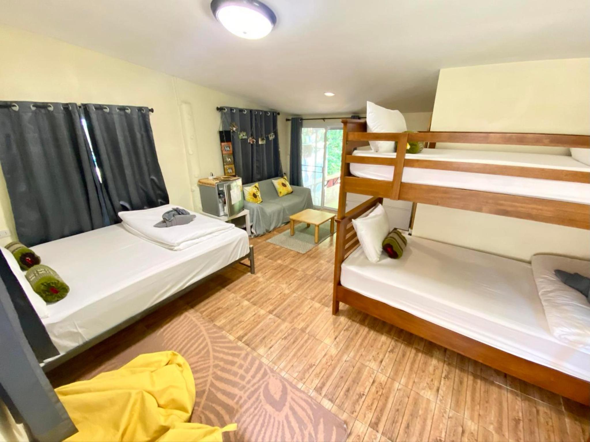 Family Room with Private Bathroom - Photo 4