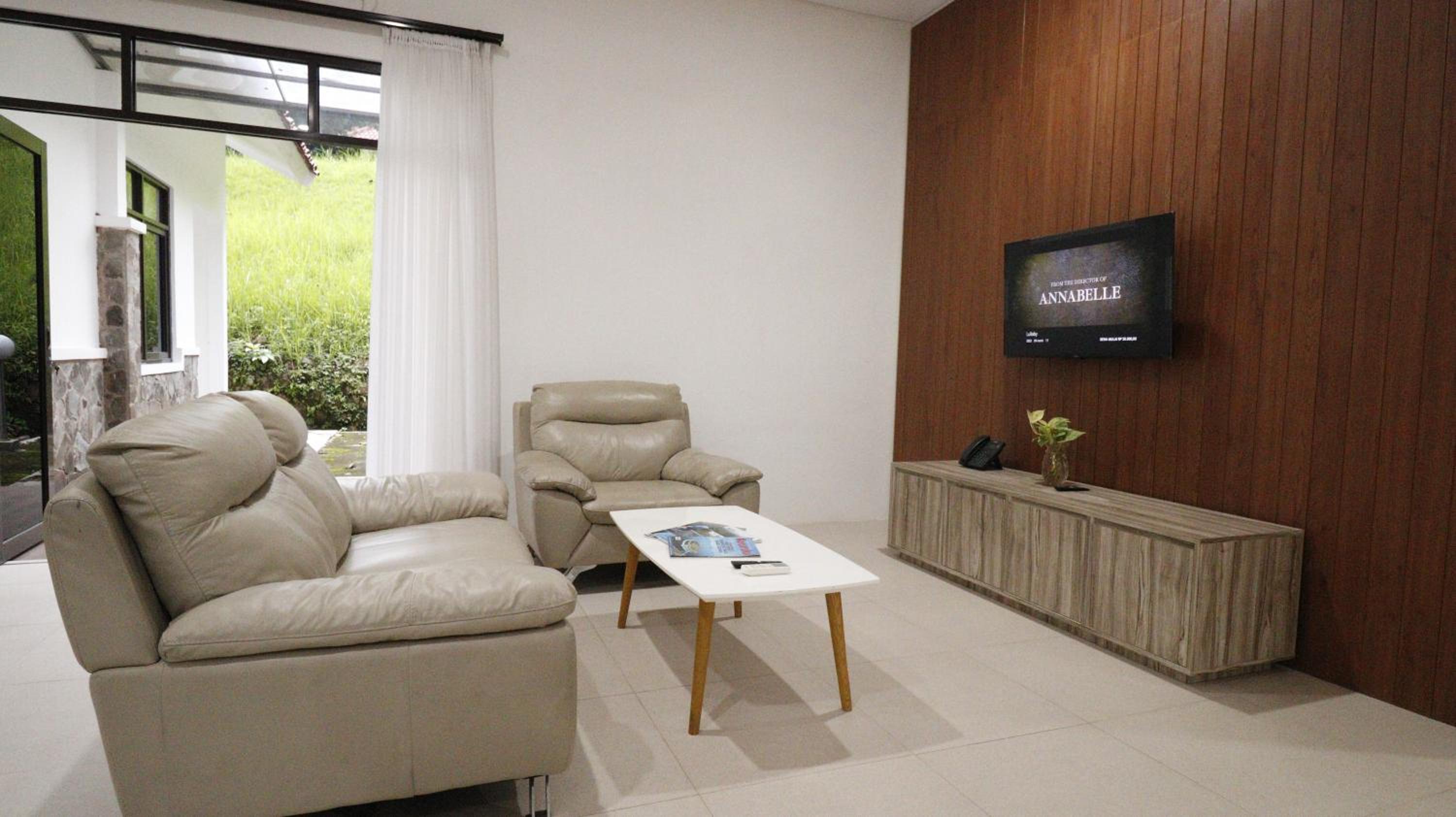 Three-Bedroom Bungalow - Photo 1