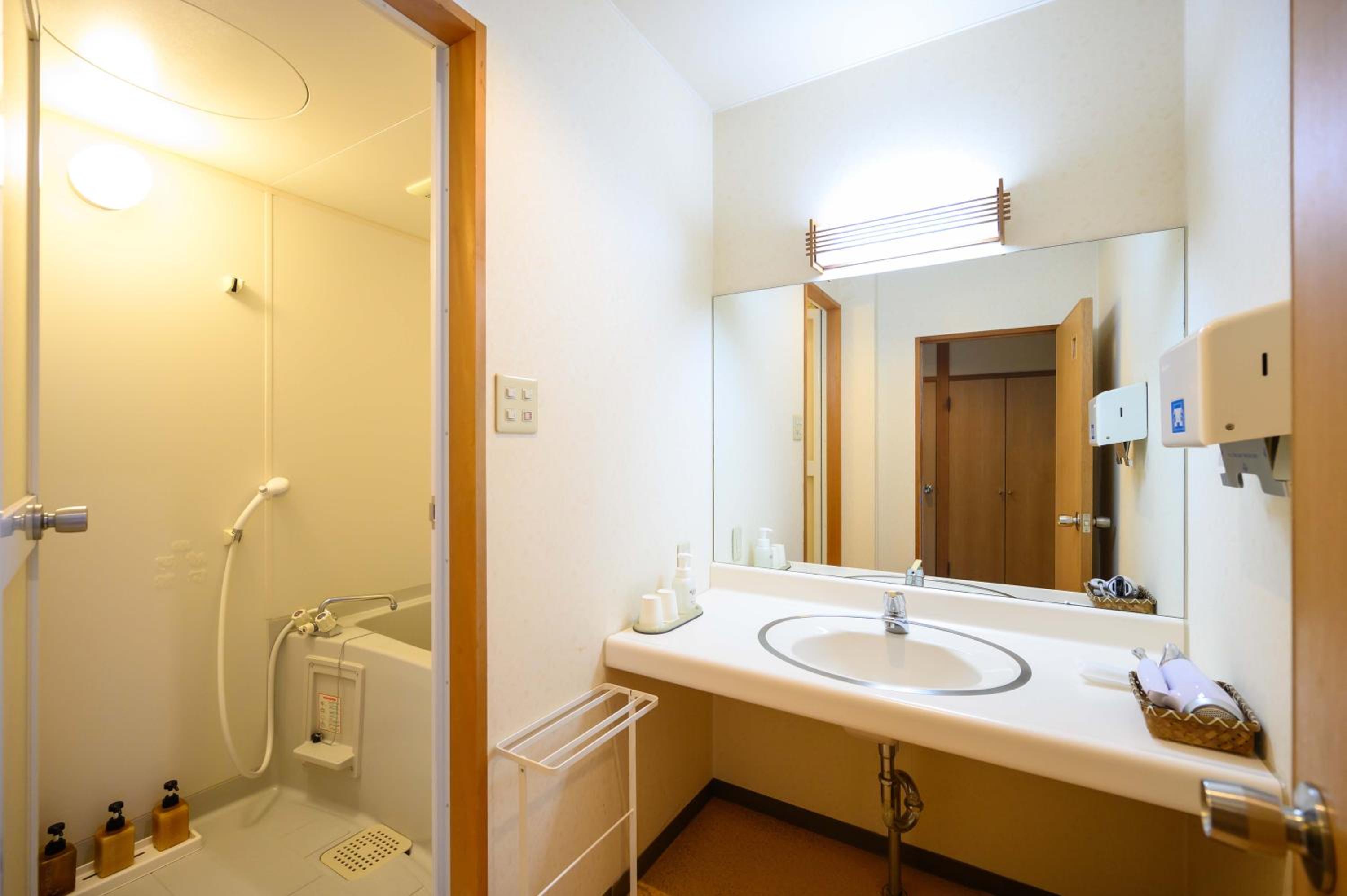 Japanese-Style Quadruple Room photo 3