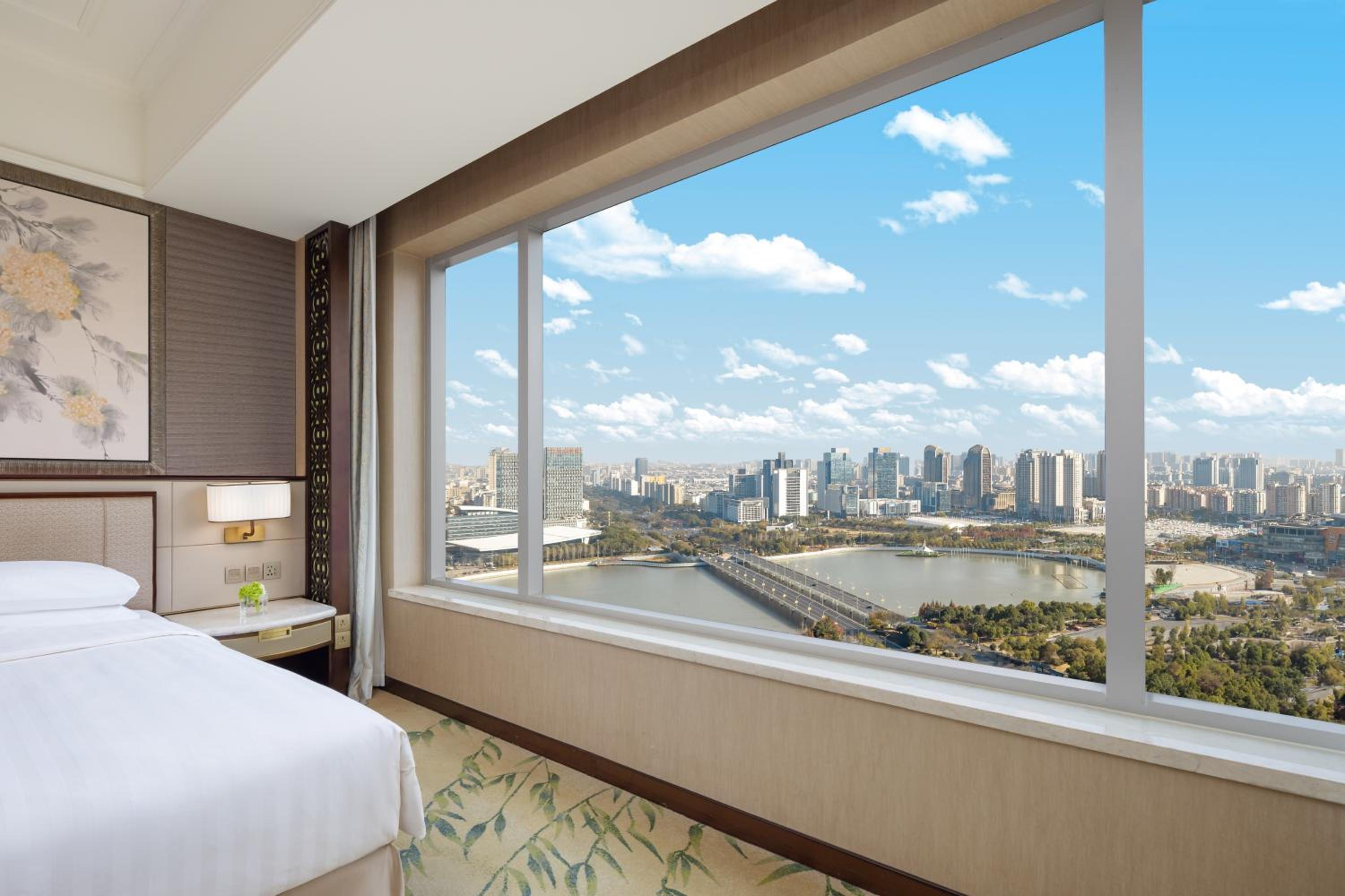 Deluxe King Room with Lake View photo 3
