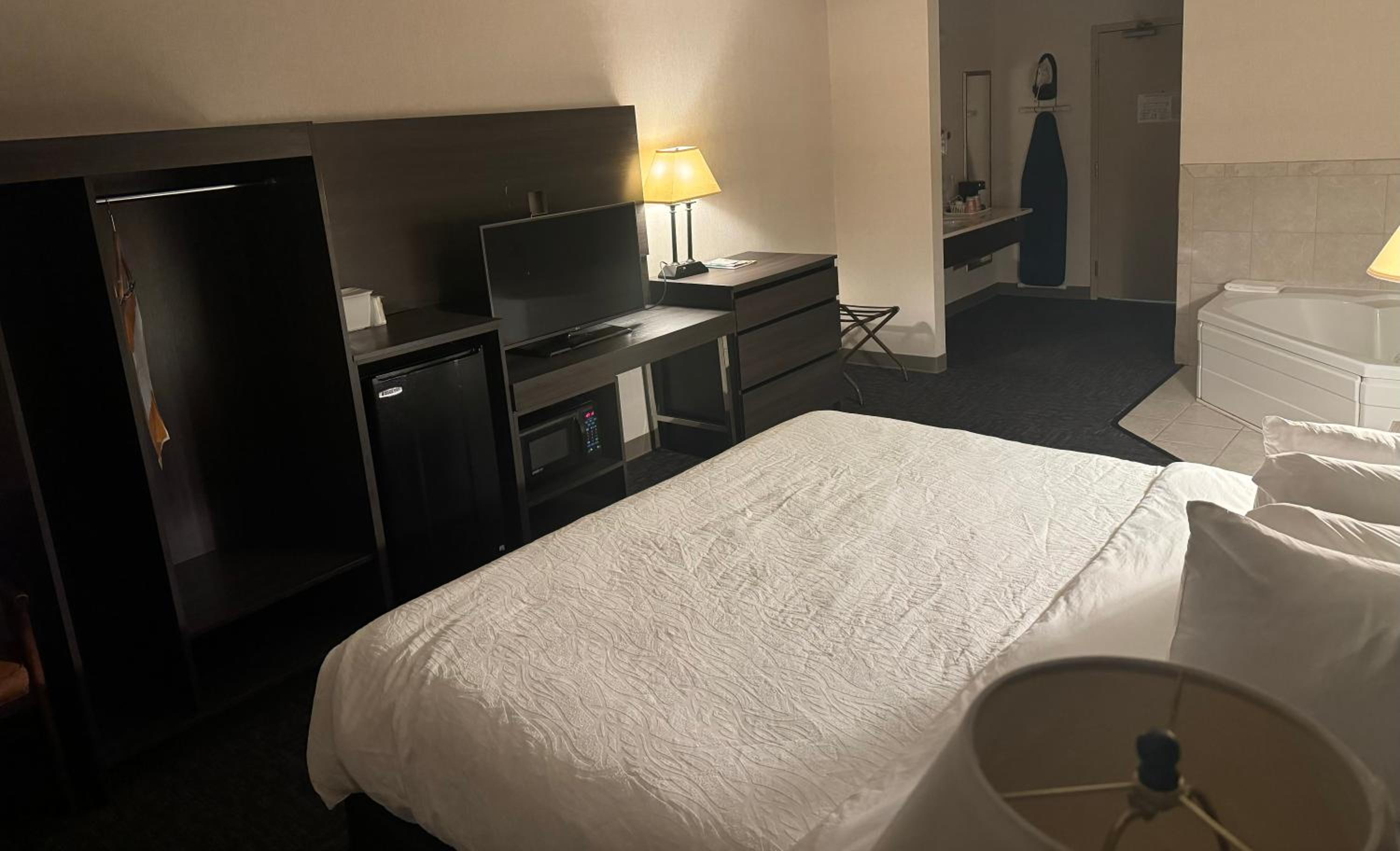King Room - Non-Smoking - Photo 8