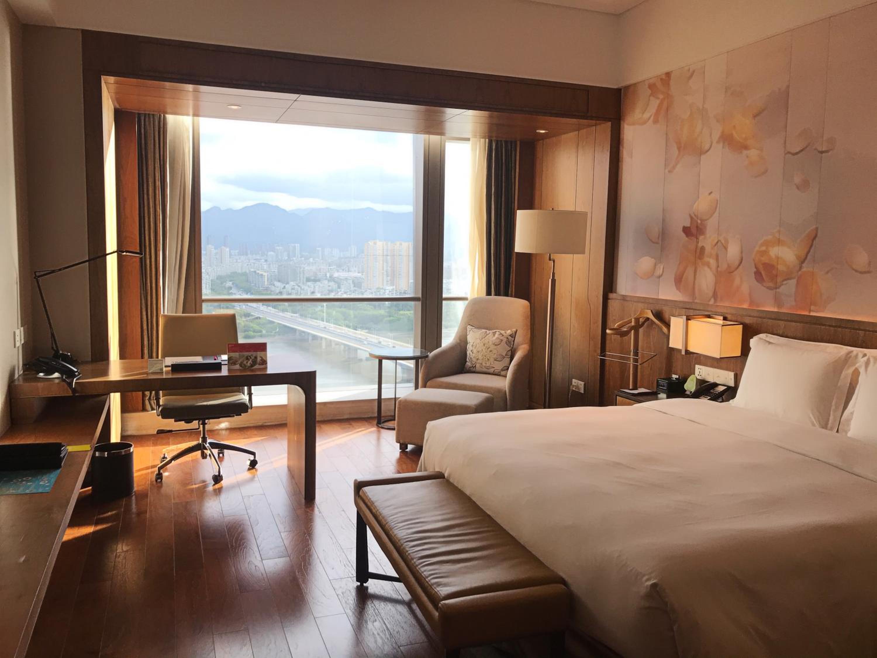 Standard King Room with River View - Lounge Access