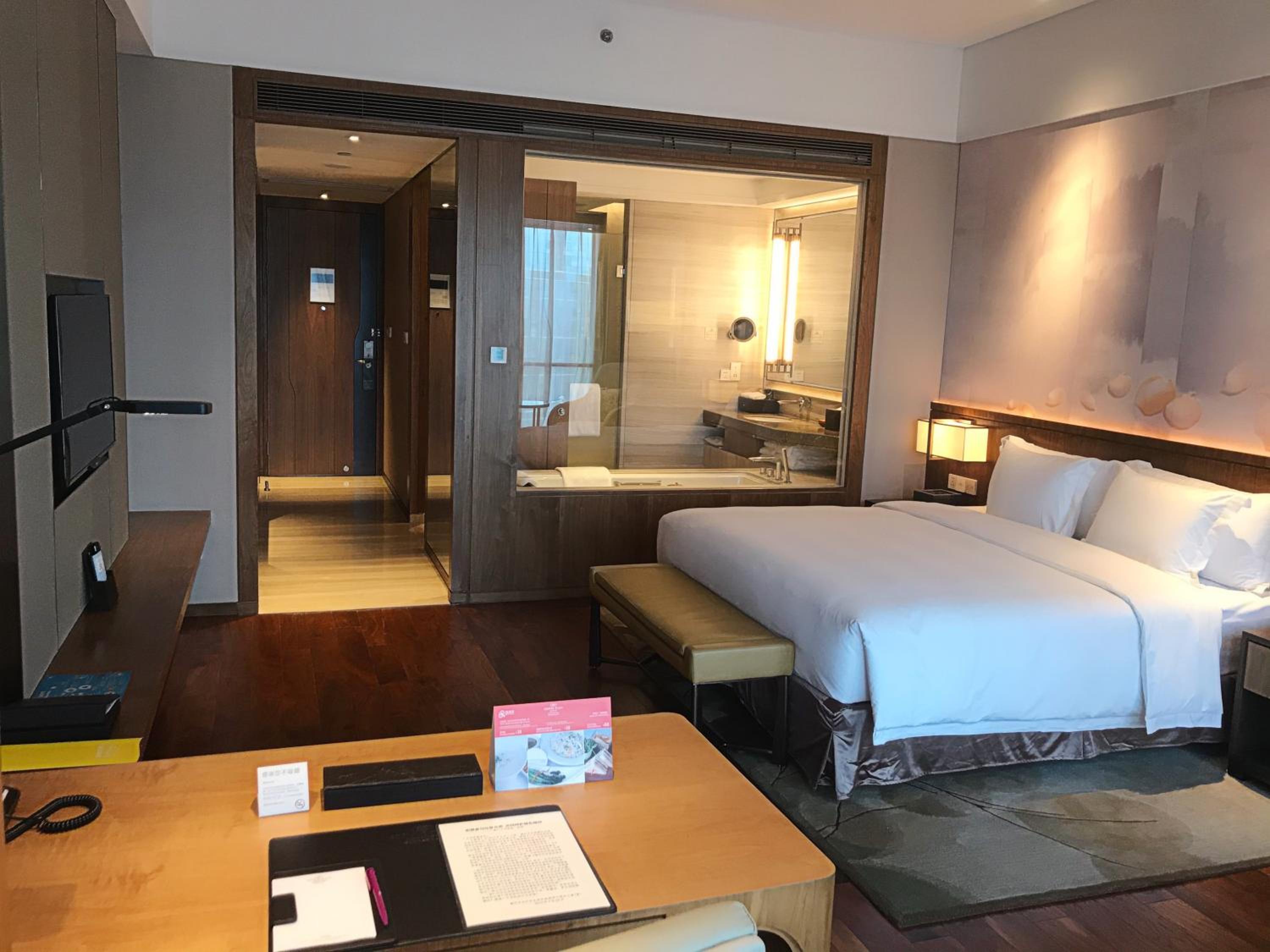 Standard King Room with Lounge Access photo 2
