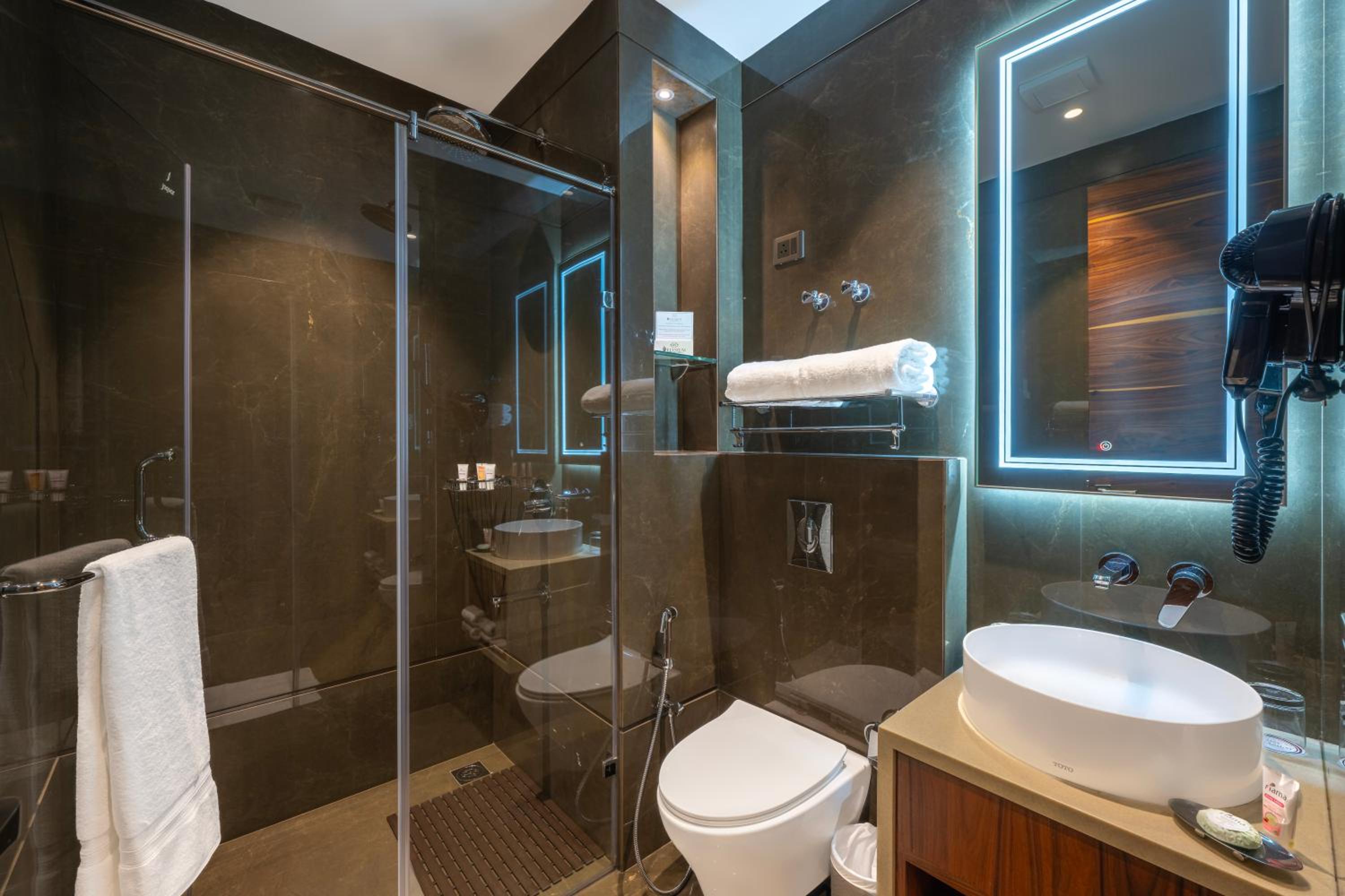 Standard King Room - Photo 2