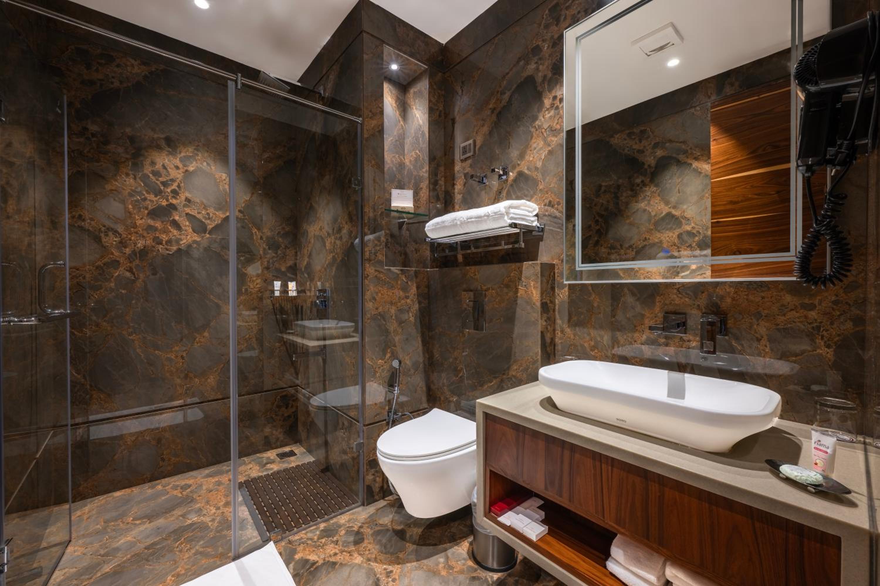 Standard King Room - Photo 11