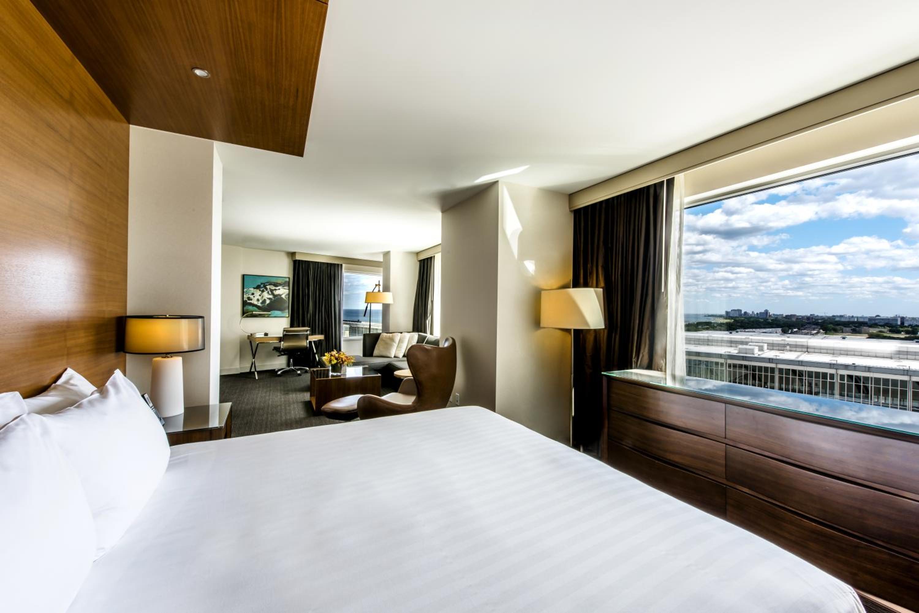 Deluxe King Room - Photo 8