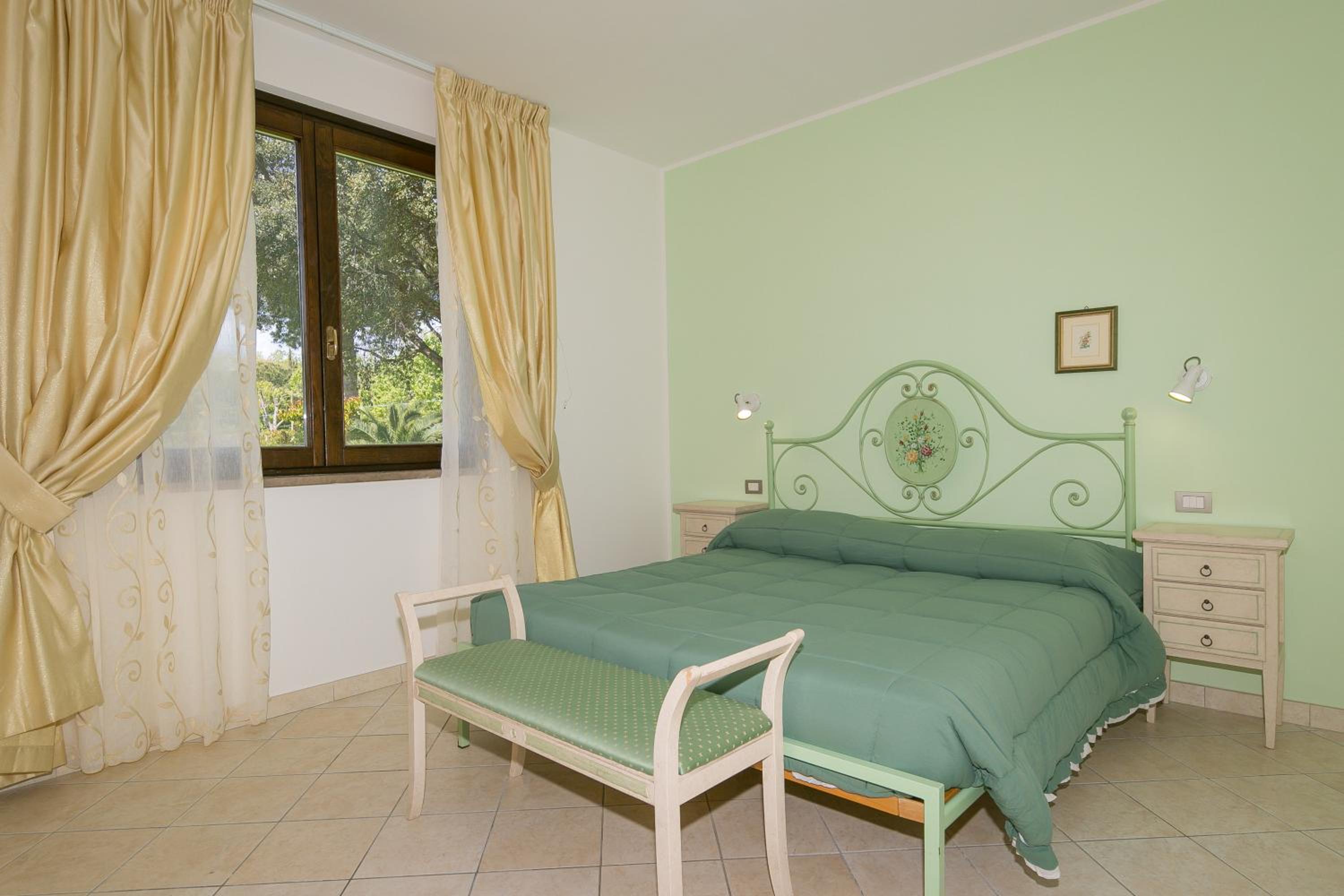 Superior One-Bedroom Apartment