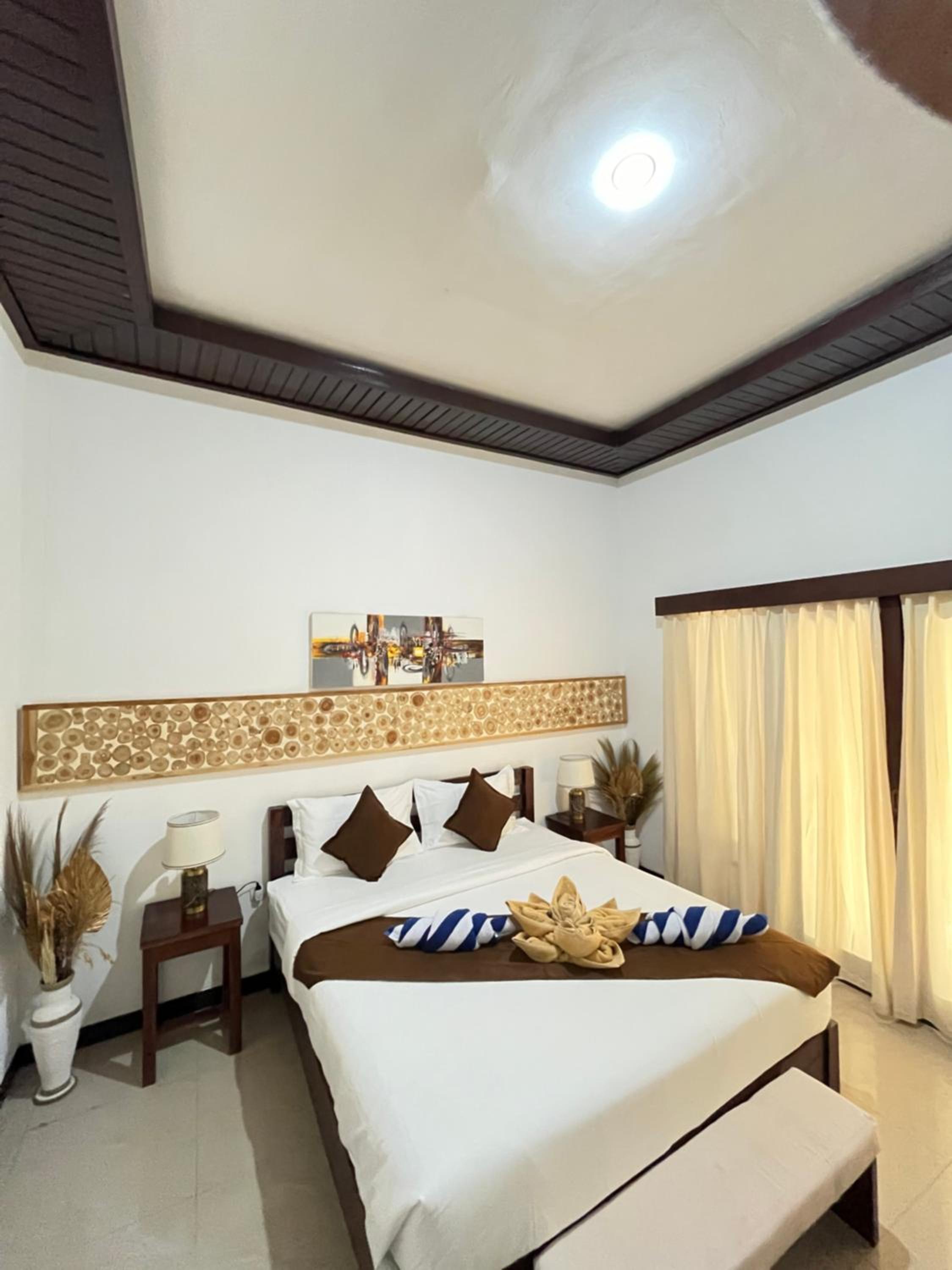Deluxe Room - Photo 11