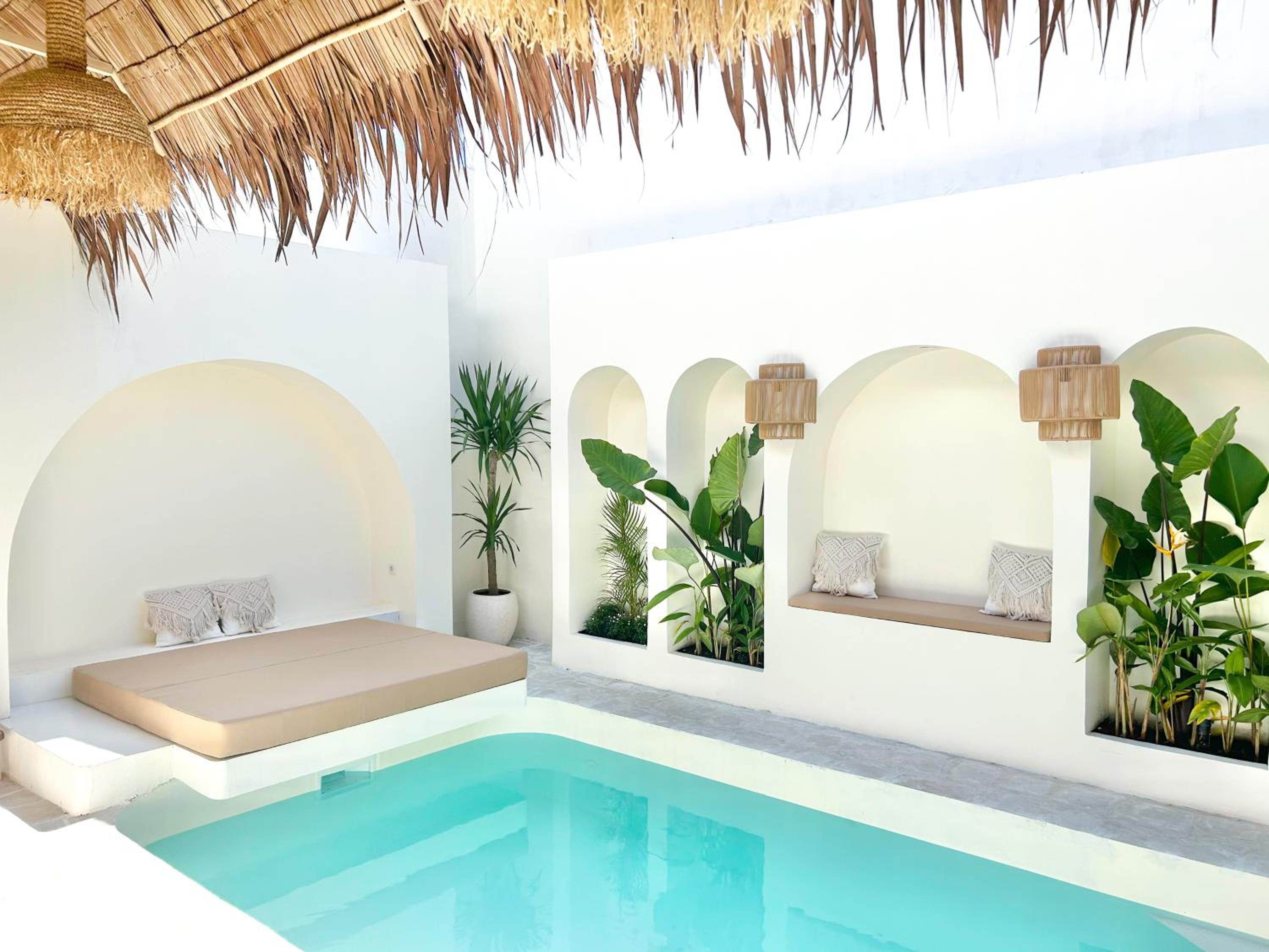 Suite with Pool View - Photo 9