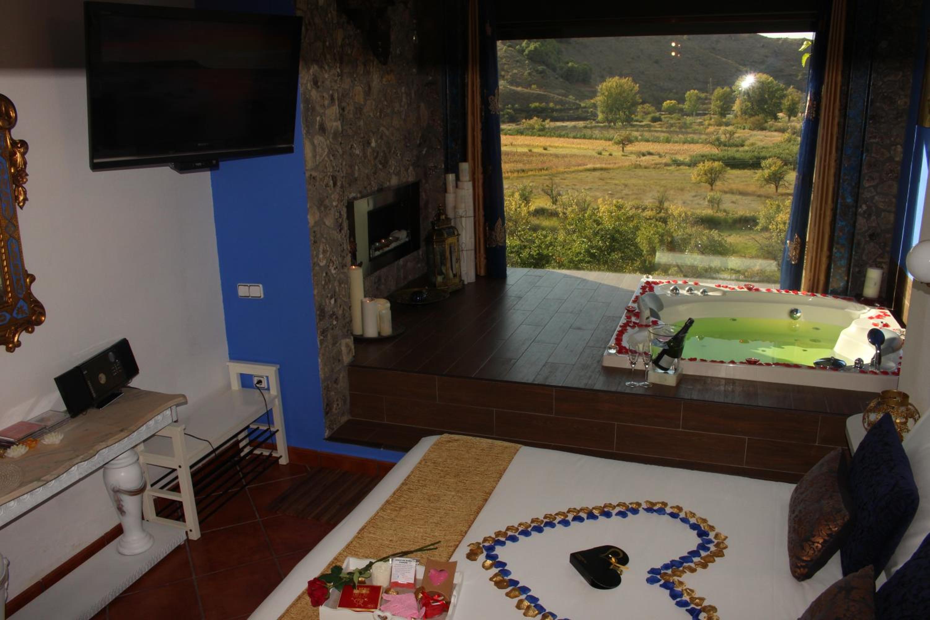 Two-Bedroom House (2-6 Adults) - Photo 118