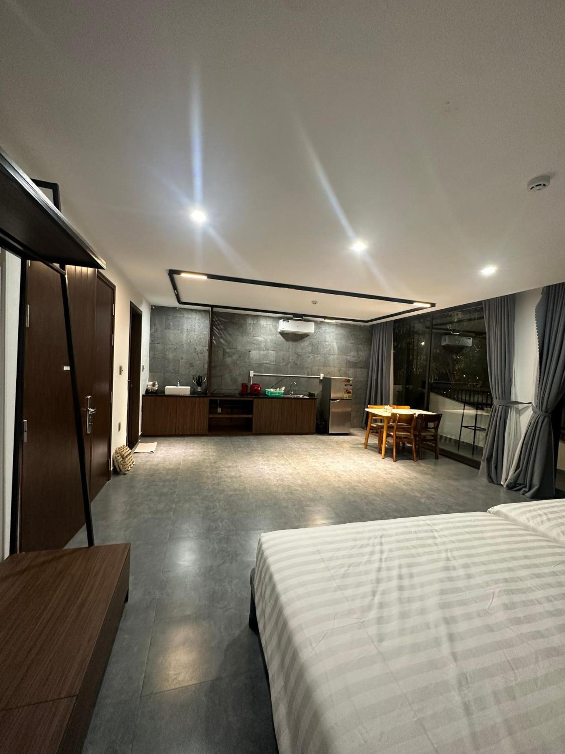 Studio with Balcony - Photo 6
