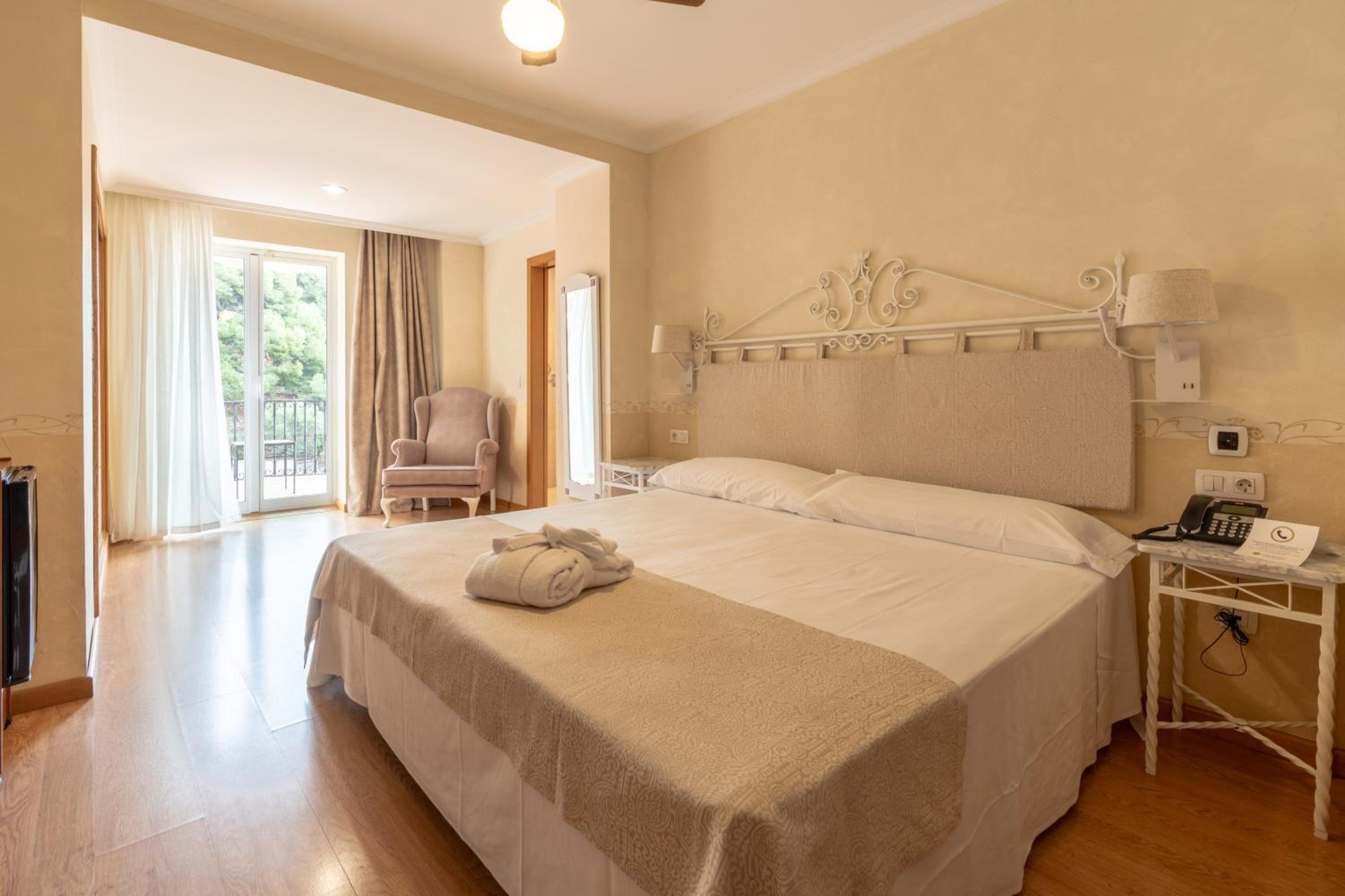 Double or Twin Room Economy Confort photo 2